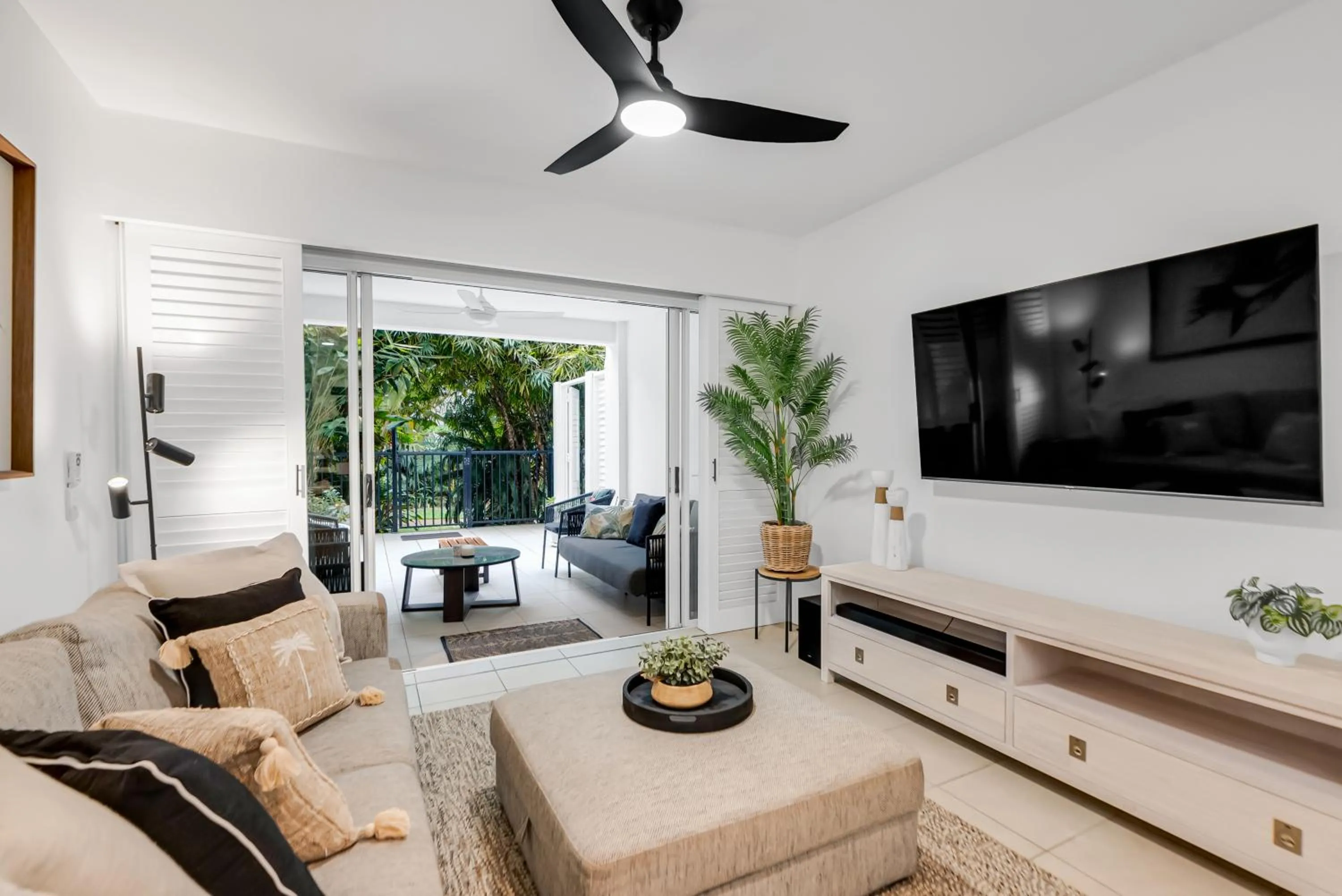 TV and multimedia in Elysium Private Apartments at Beach Club & Spa