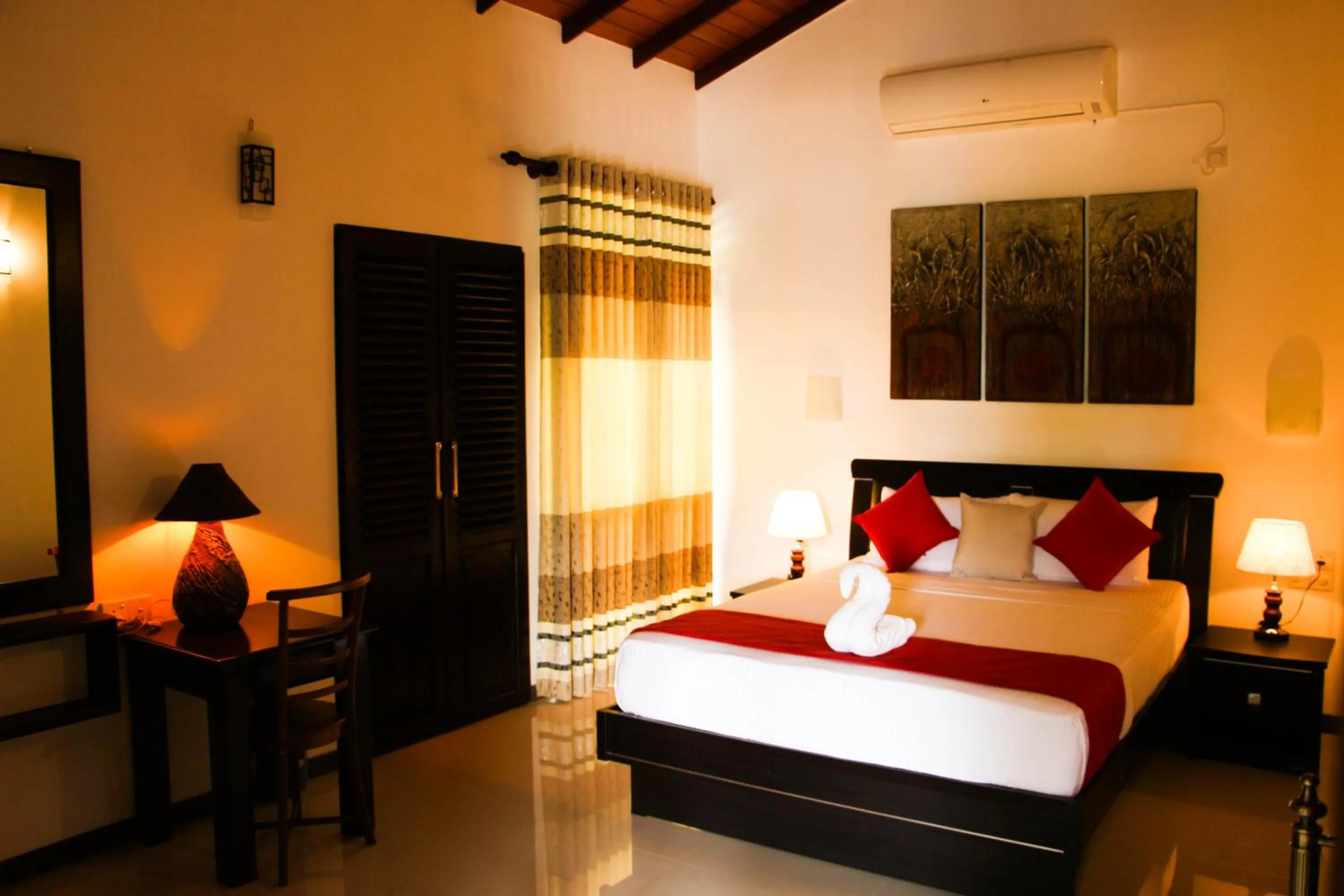 Photo of the whole room, Bed in River Breeze Villa Bentota