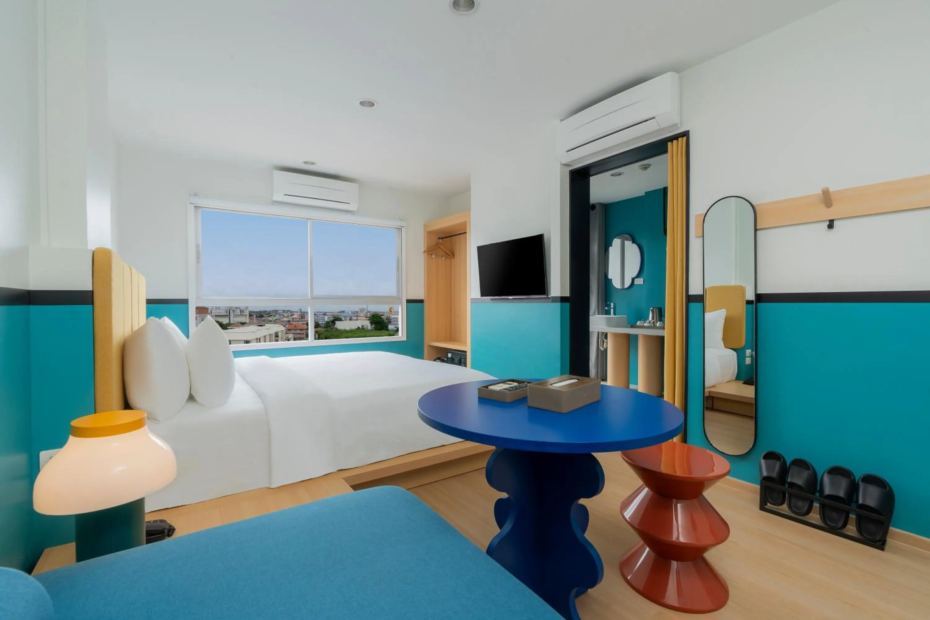 Seating area, Bed in The Grass Serviced Suites