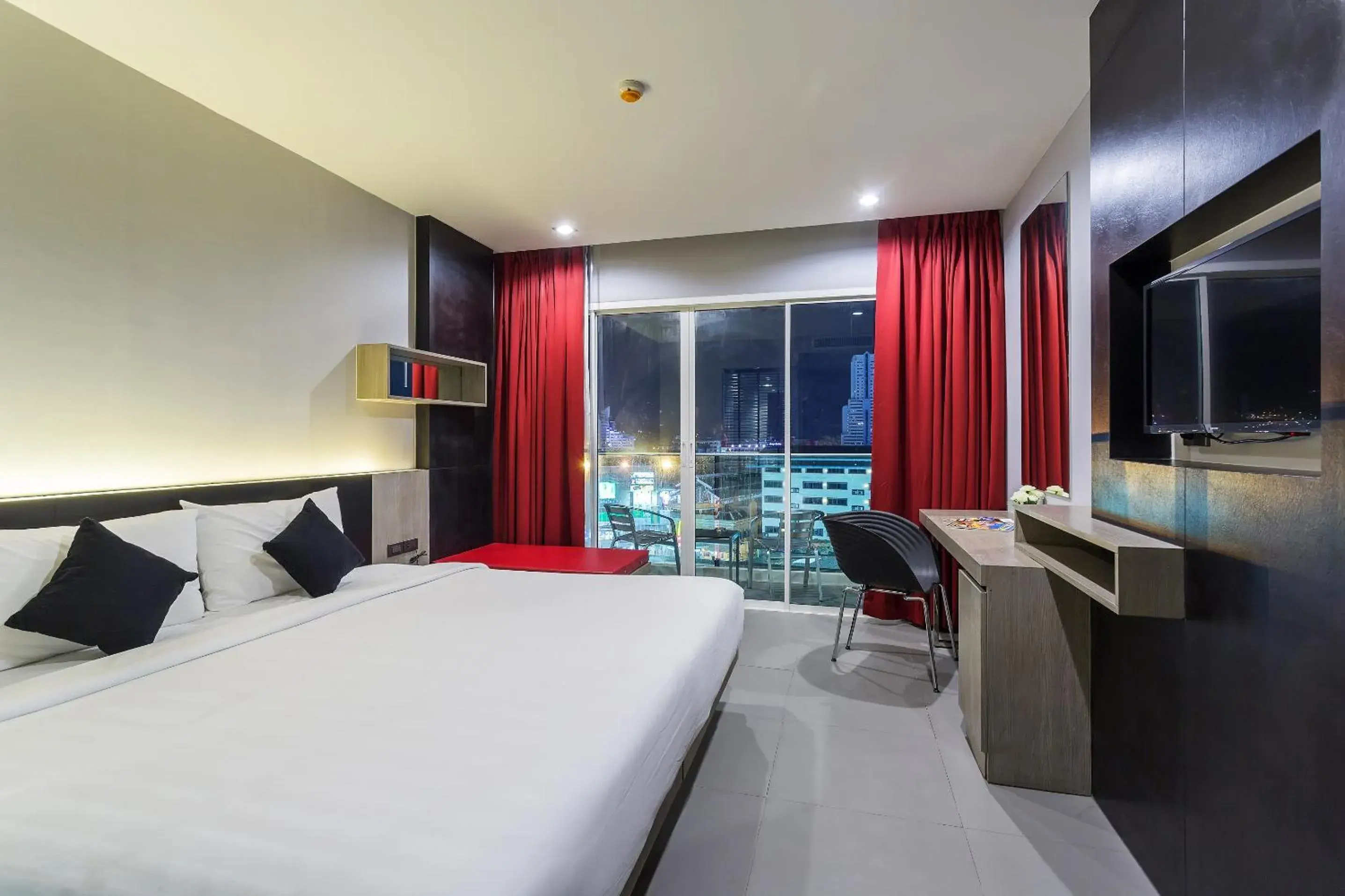 Deluxe King Room in Neon Patong Deluxe King Room in Neon Patong