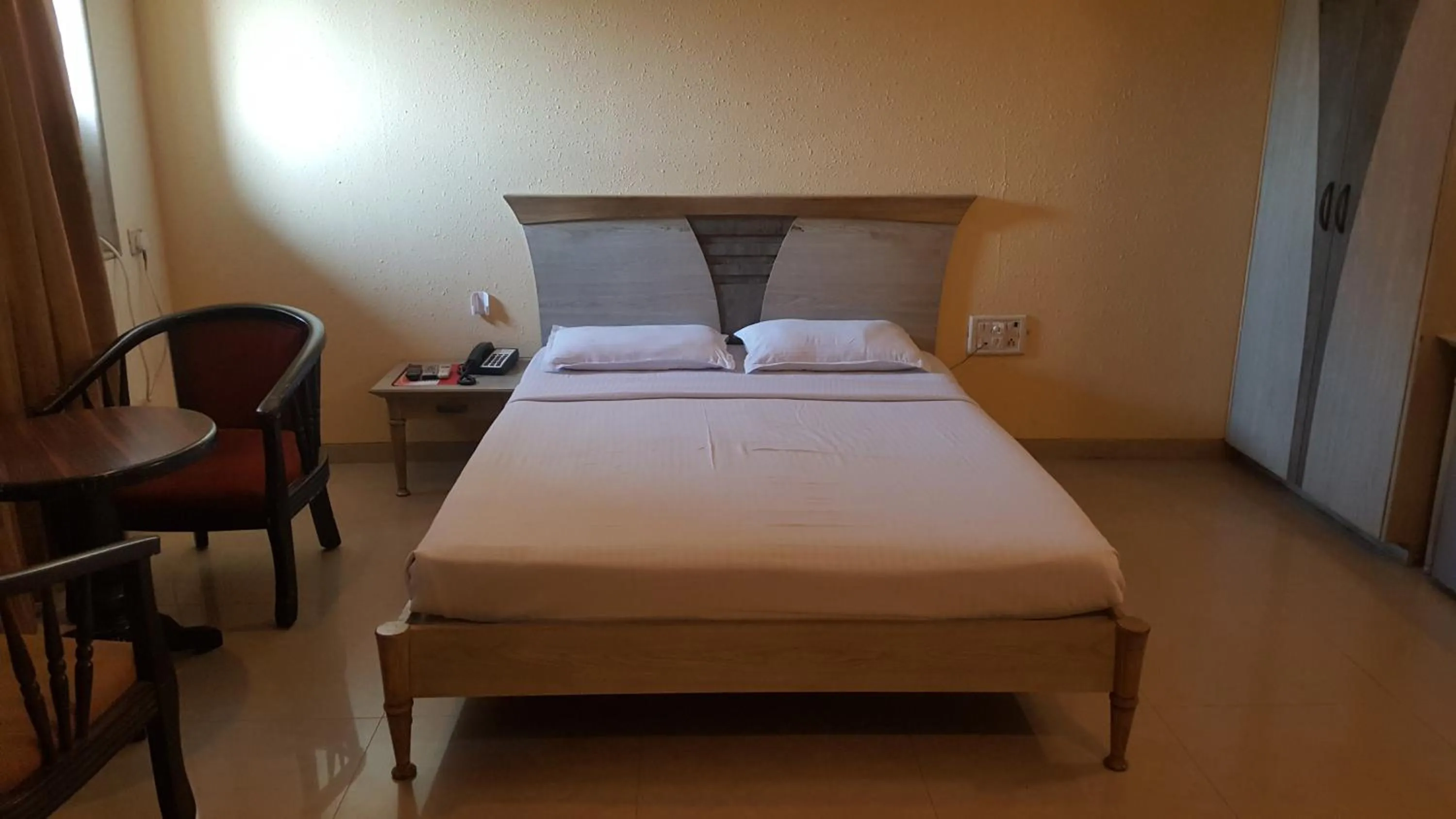 Photo of the whole room, Bed in Privilege Inn