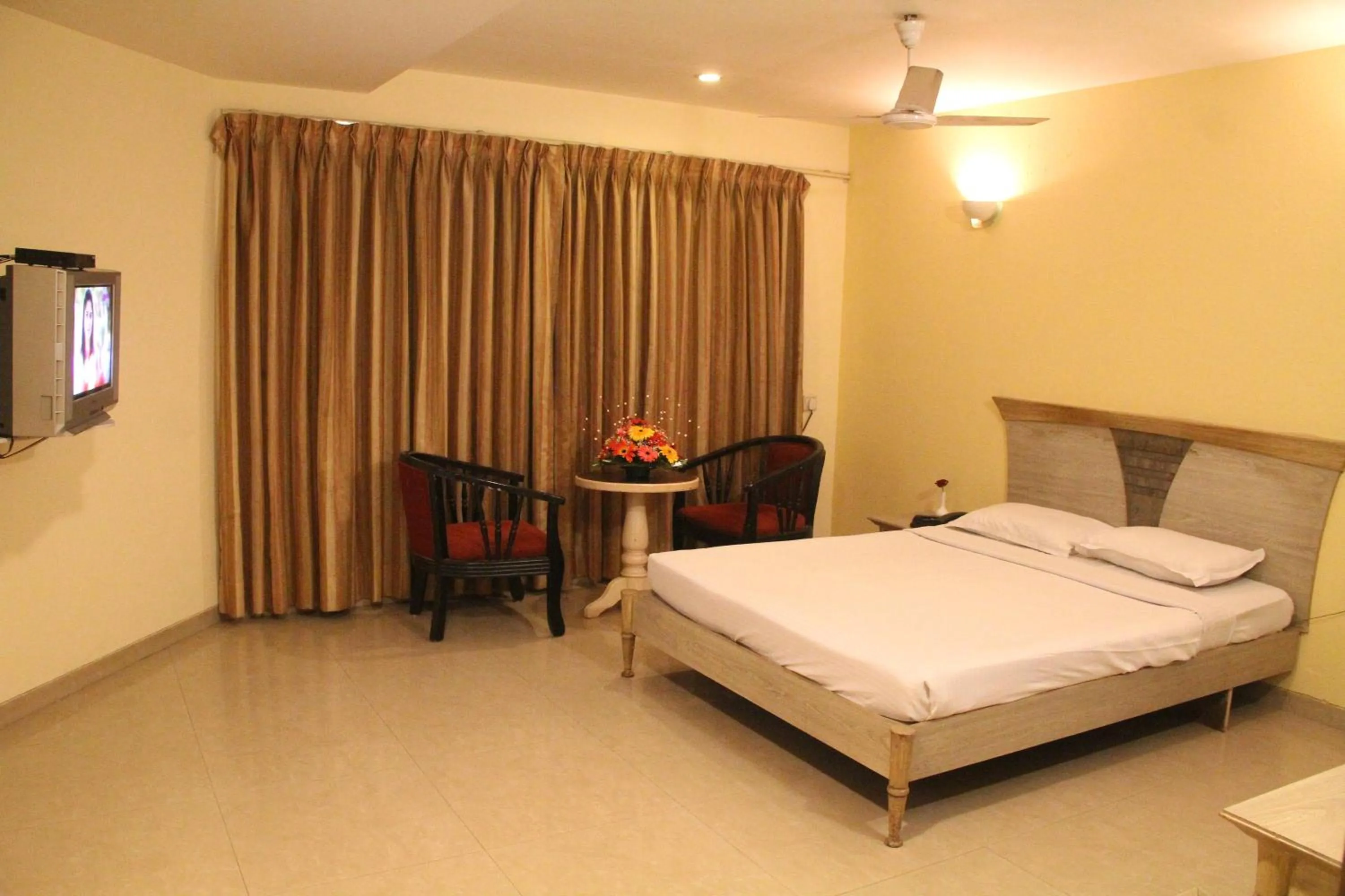 Photo of the whole room, Bed in Privilege Inn