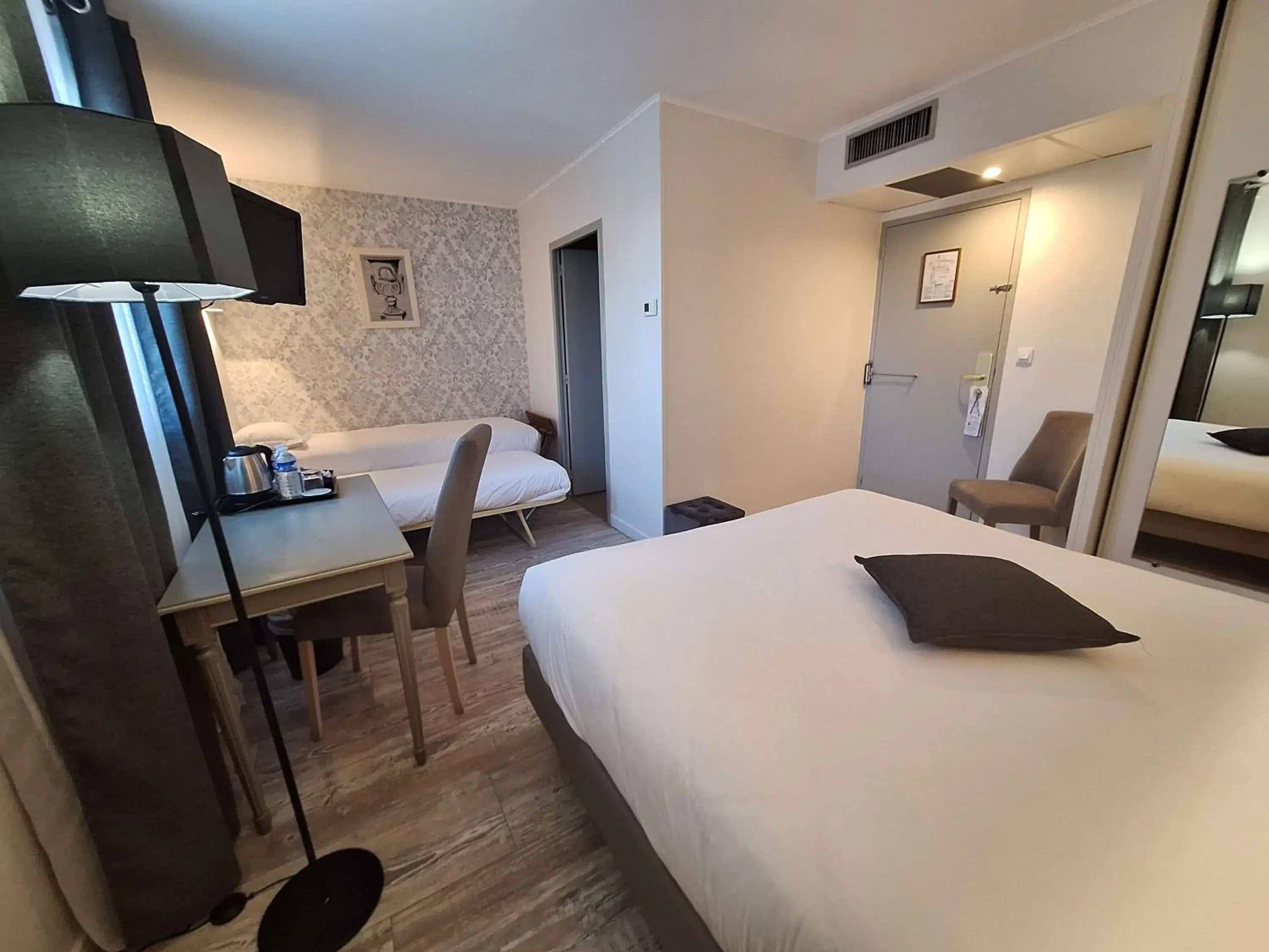 Bedroom, Bed in Best Western L'Orangerie Bedroom, Bed in Best Western L'Orangerie