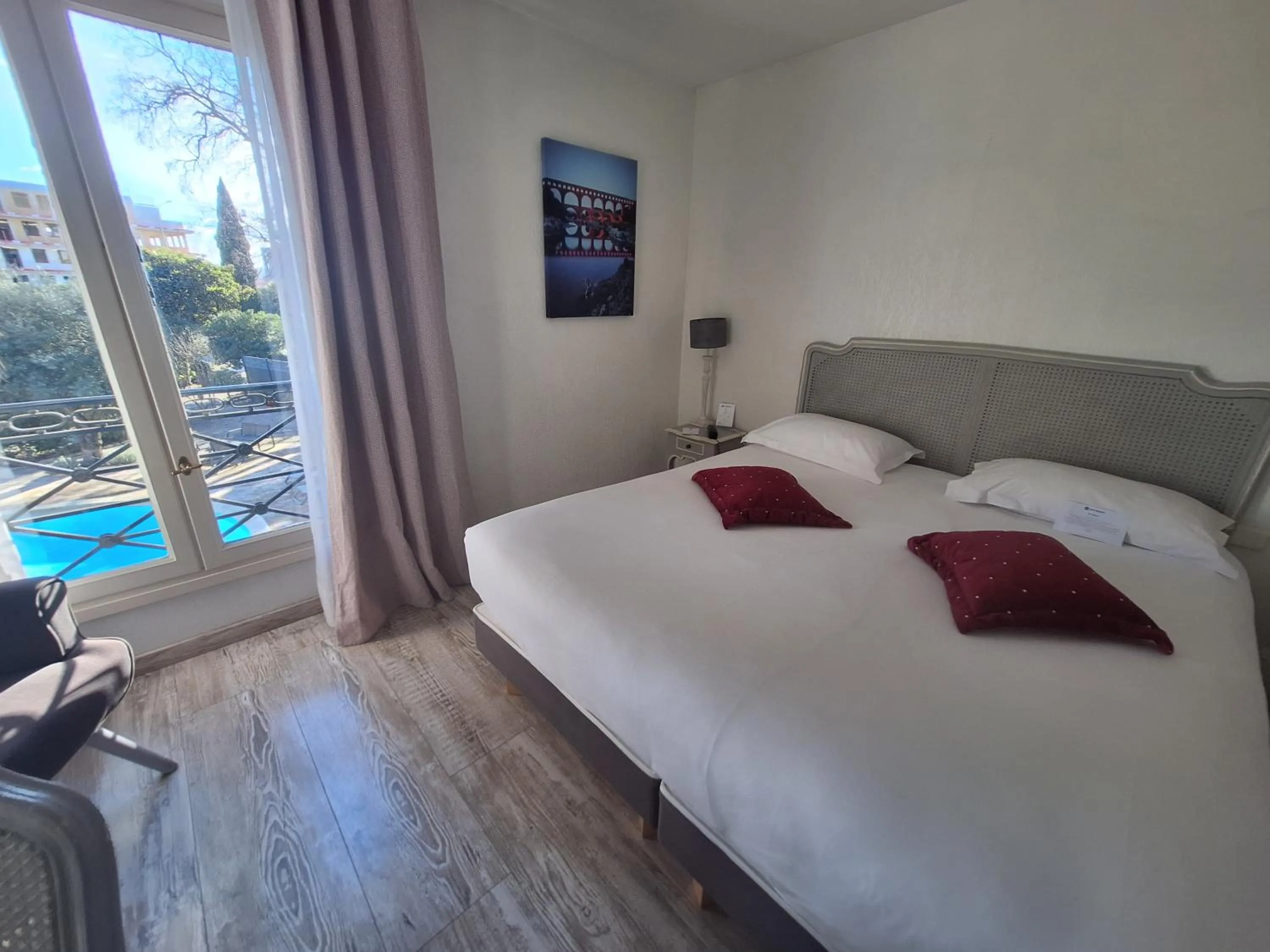 Bed in Best Western L'Orangerie