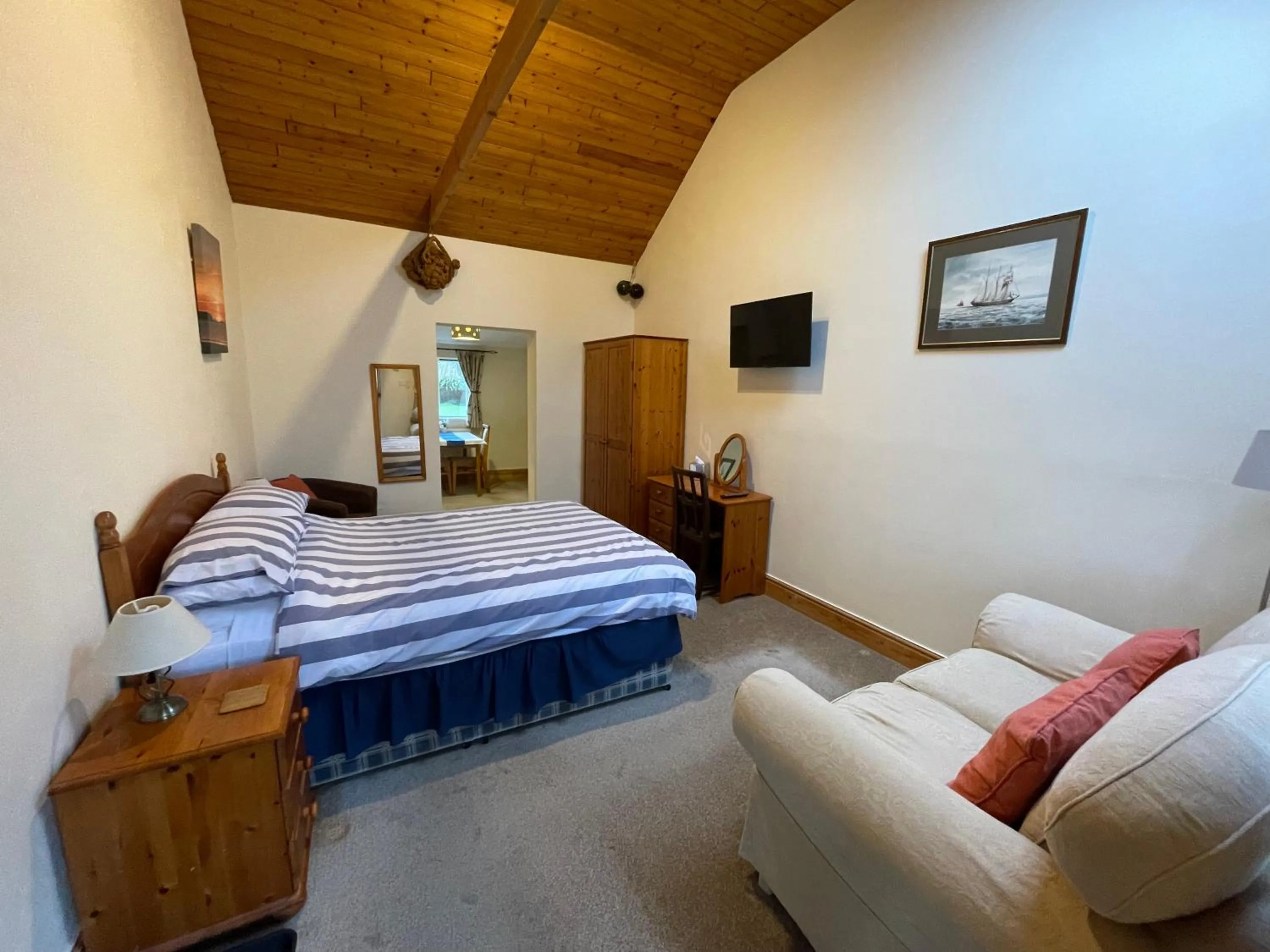 Photo of the whole room, Bed in The Waterings