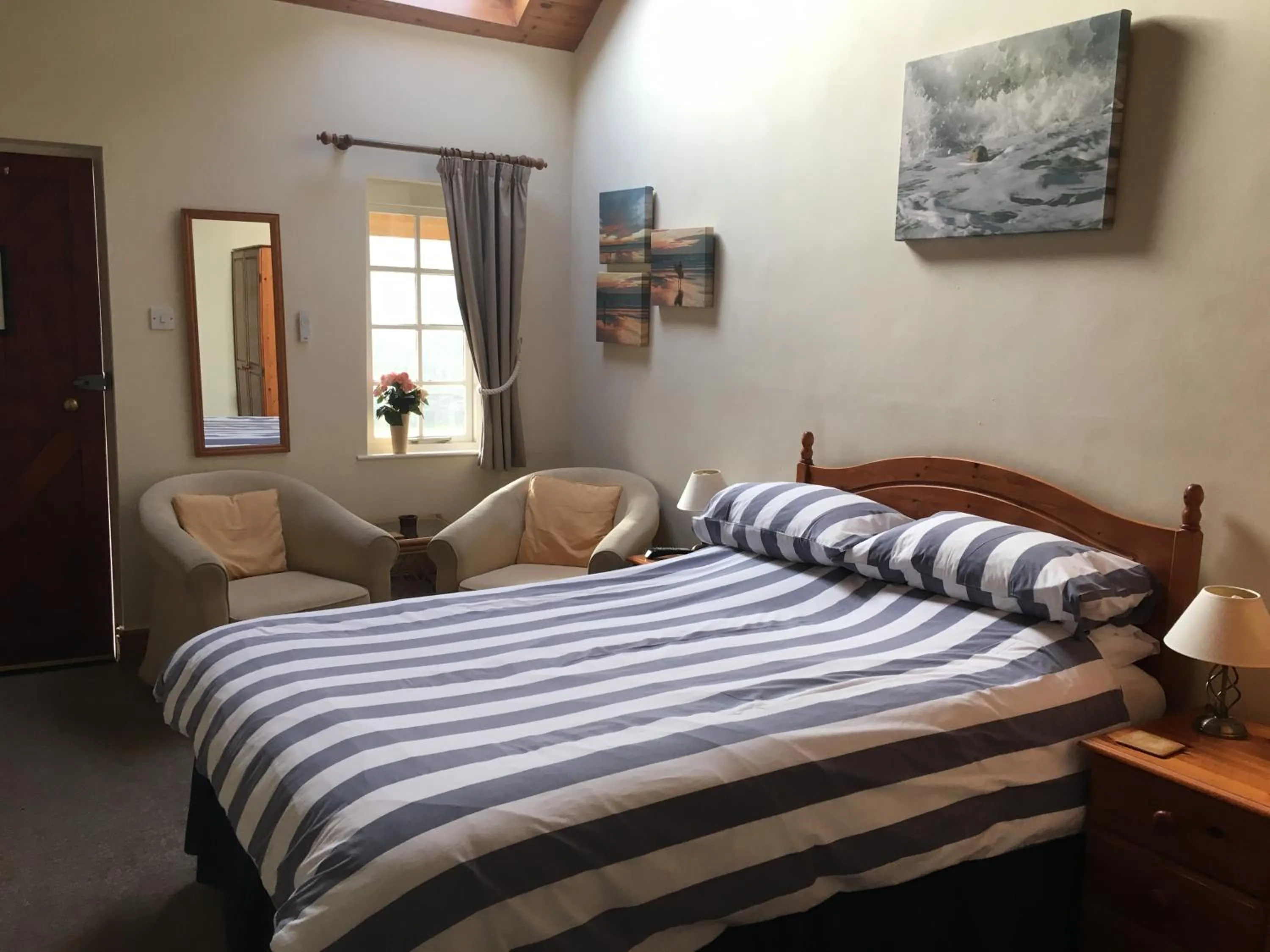 Photo of the whole room, Bed in The Waterings