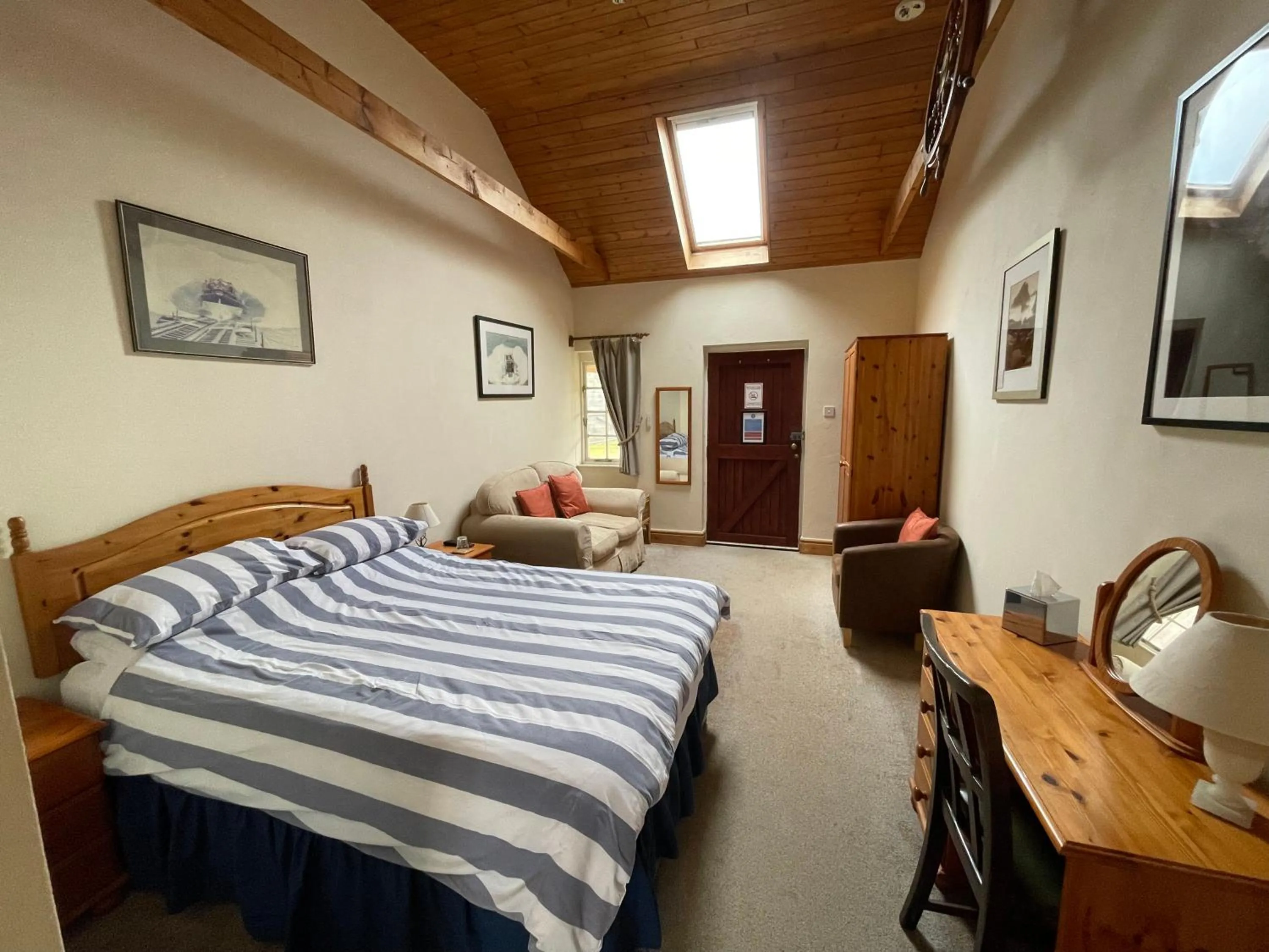 Photo of the whole room, Bed in The Waterings