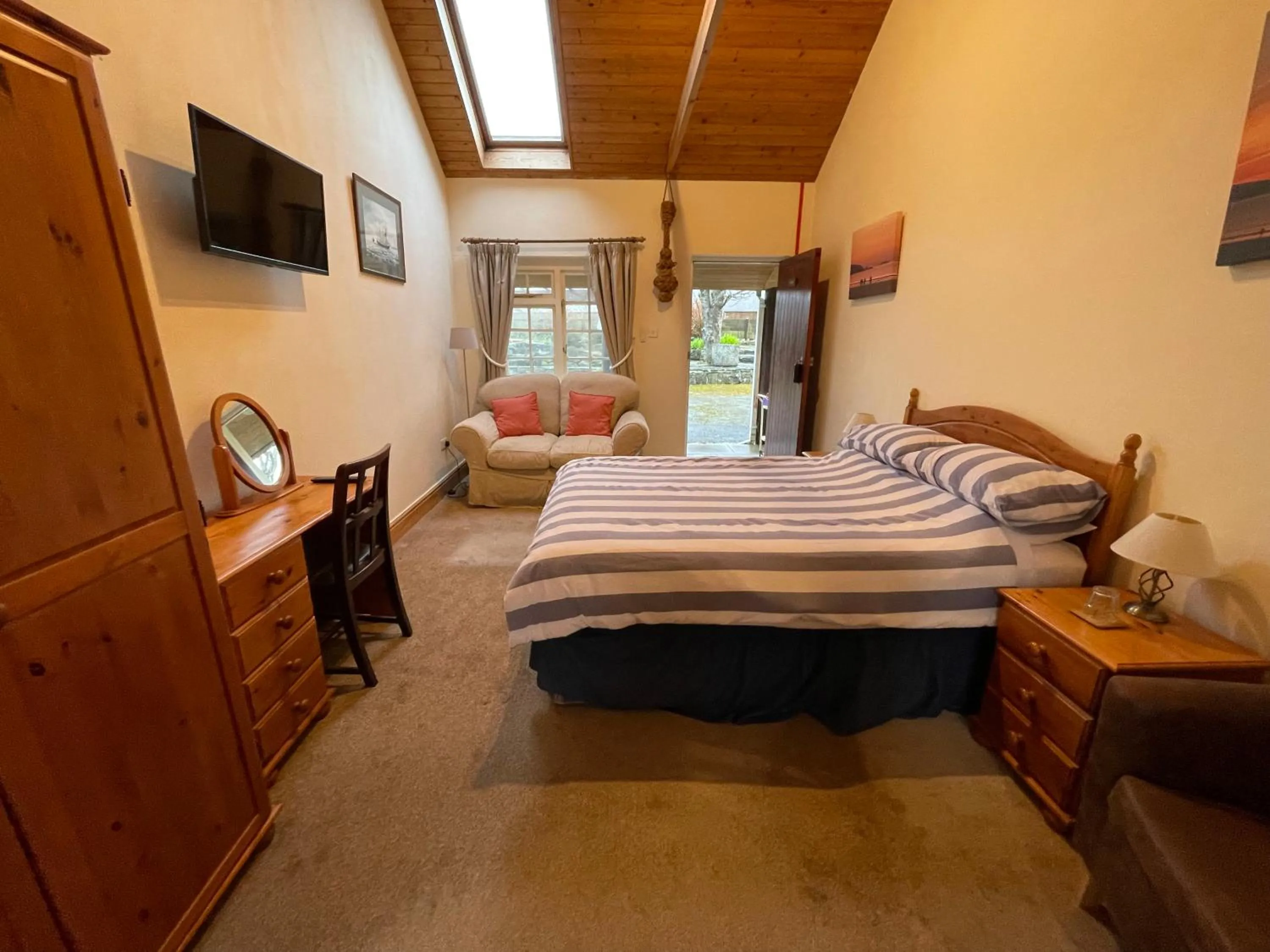 Photo of the whole room, Bed in The Waterings