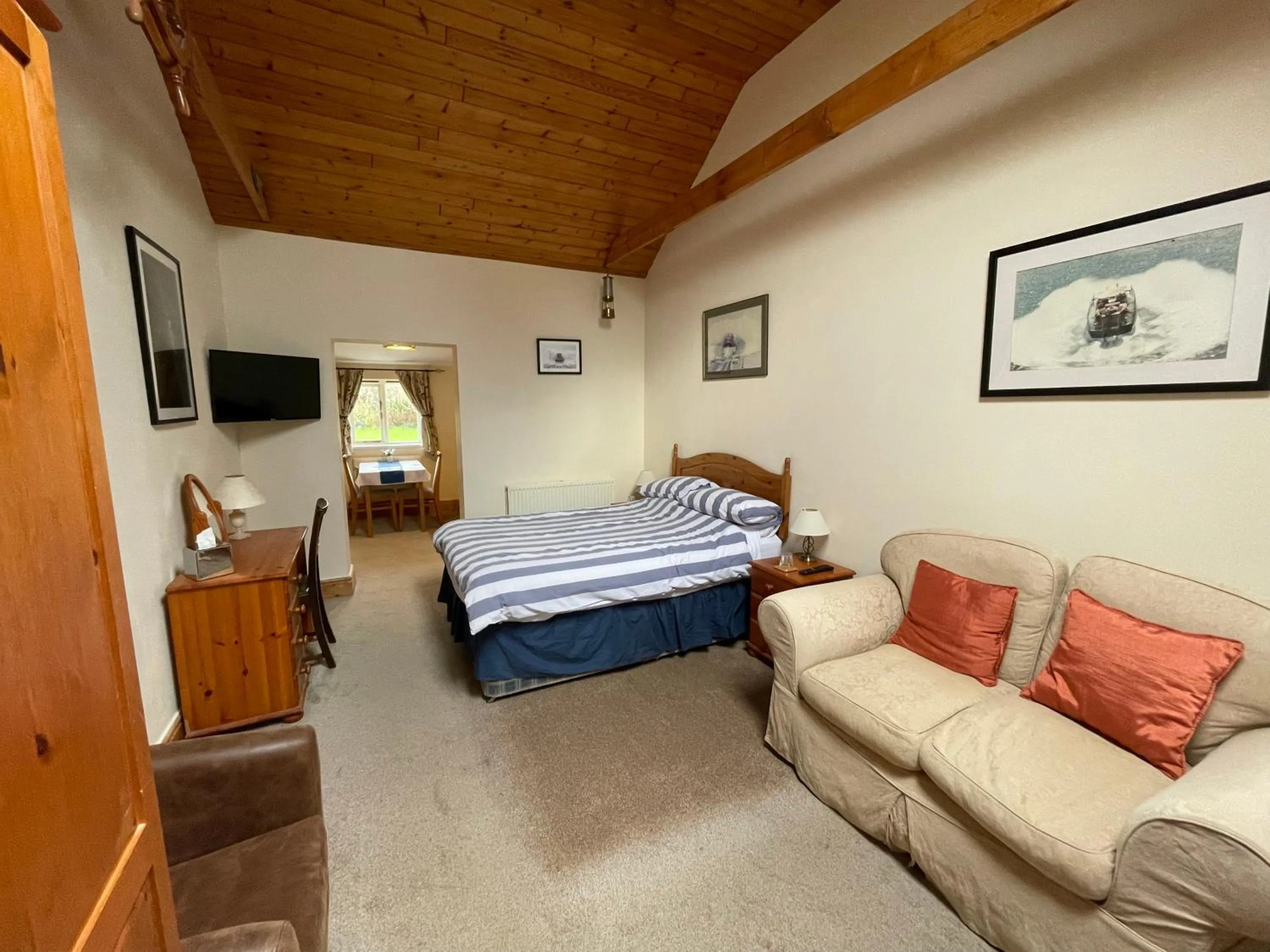 Photo of the whole room, Bed in The Waterings