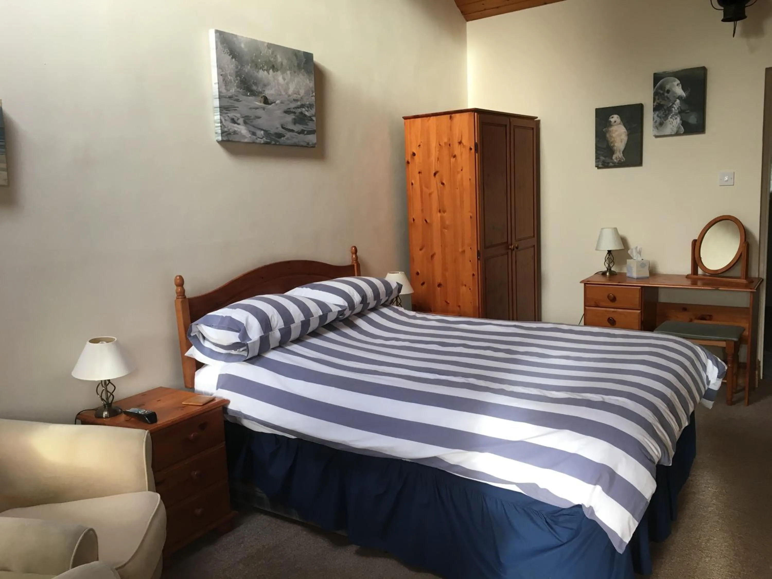 Photo of the whole room, Bed in The Waterings