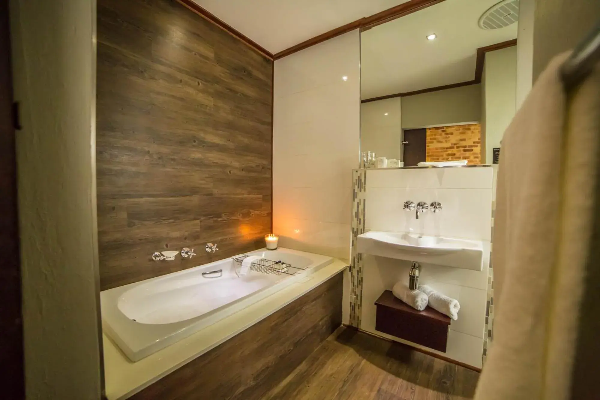 King Suite with Balcony - single occupancy in Grey Manor Guesthouse King Suite with Balcony - single occupancy in Grey Manor Guesthouse