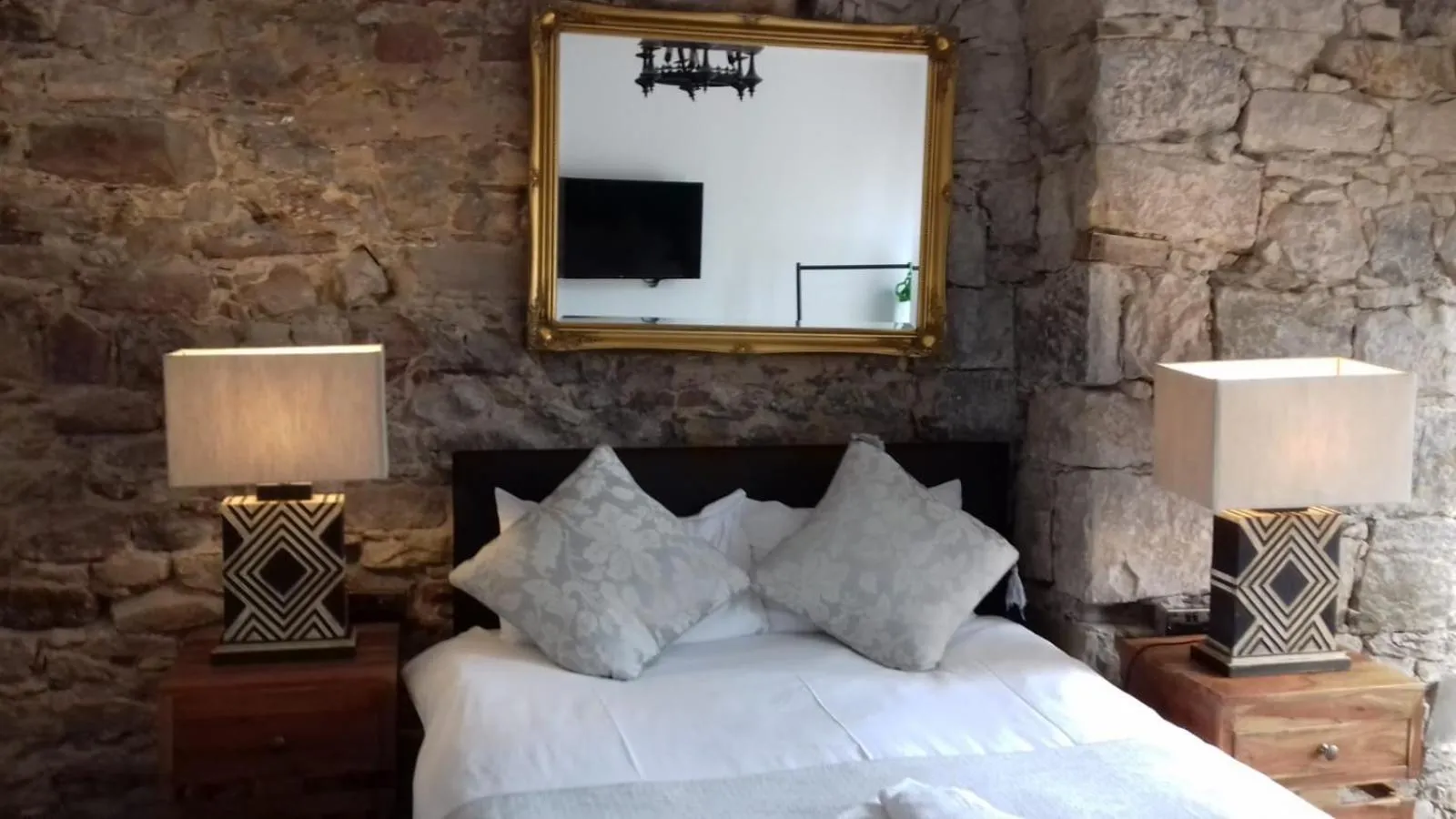 Bed in Royal Mile Balconies by the Castle