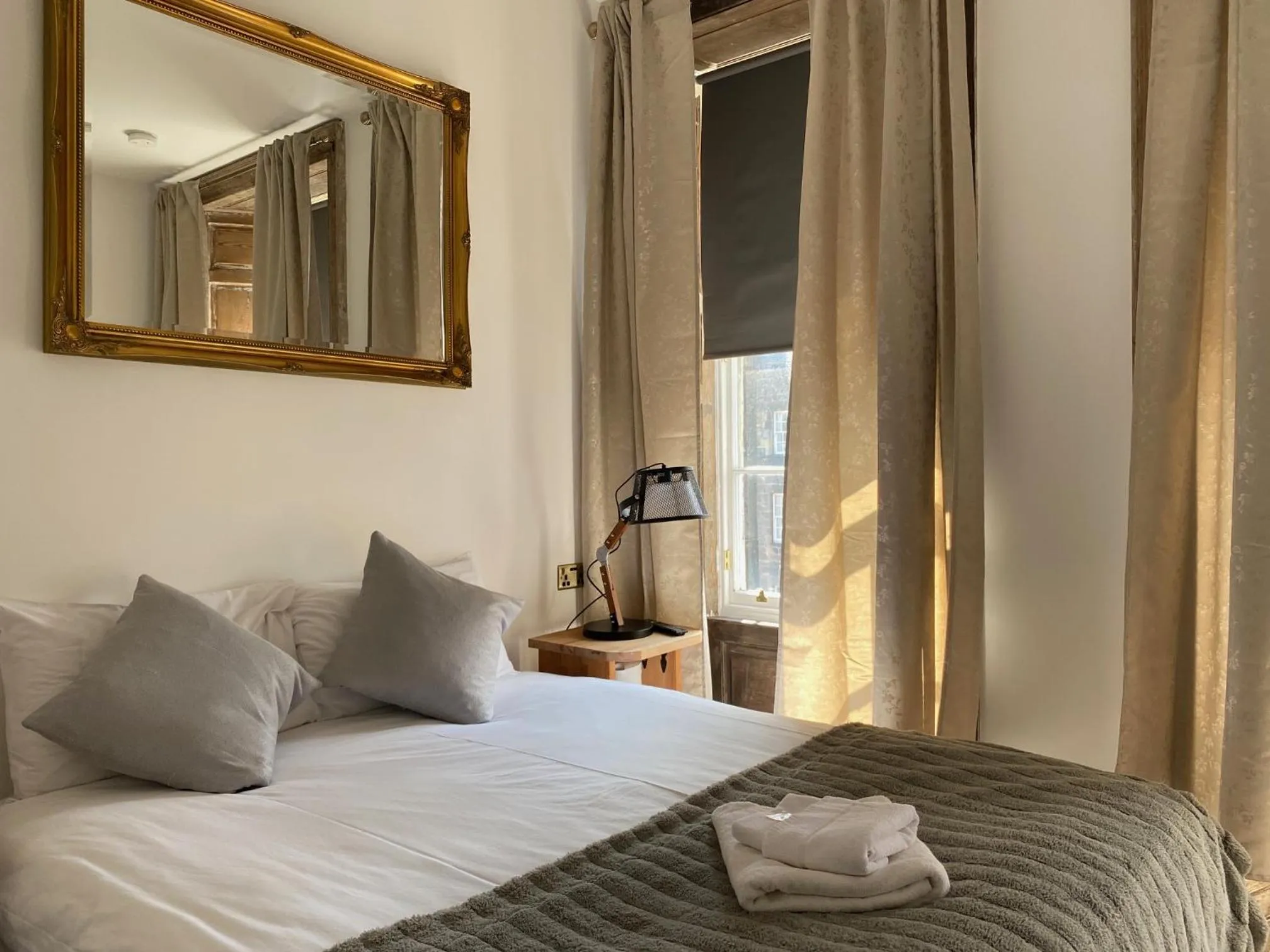 Bed in Royal Mile Balconies by the Castle