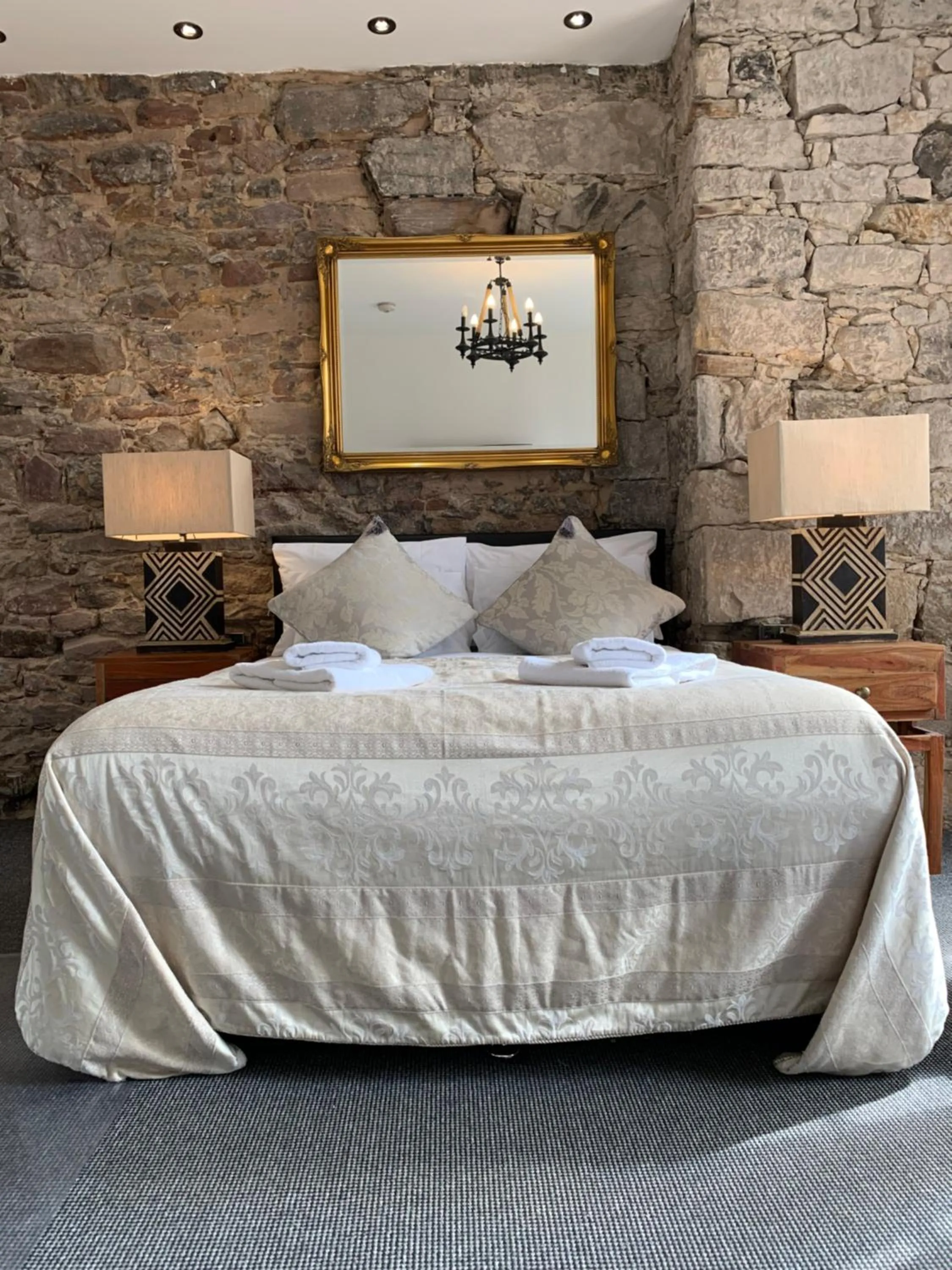 Bed in Royal Mile Balconies by the Castle