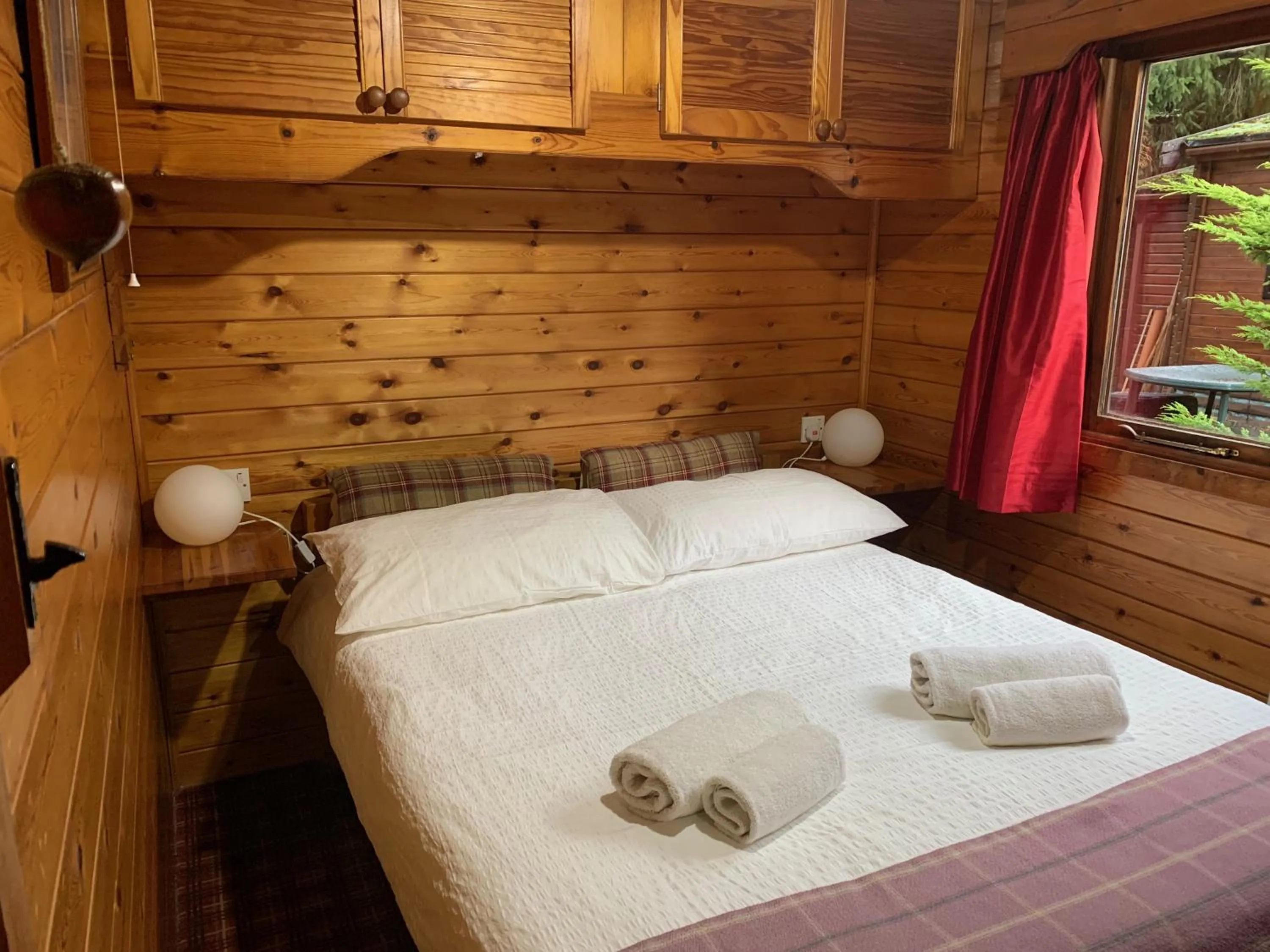 Bedroom, Bed in Lurchers Cabin Aviemore