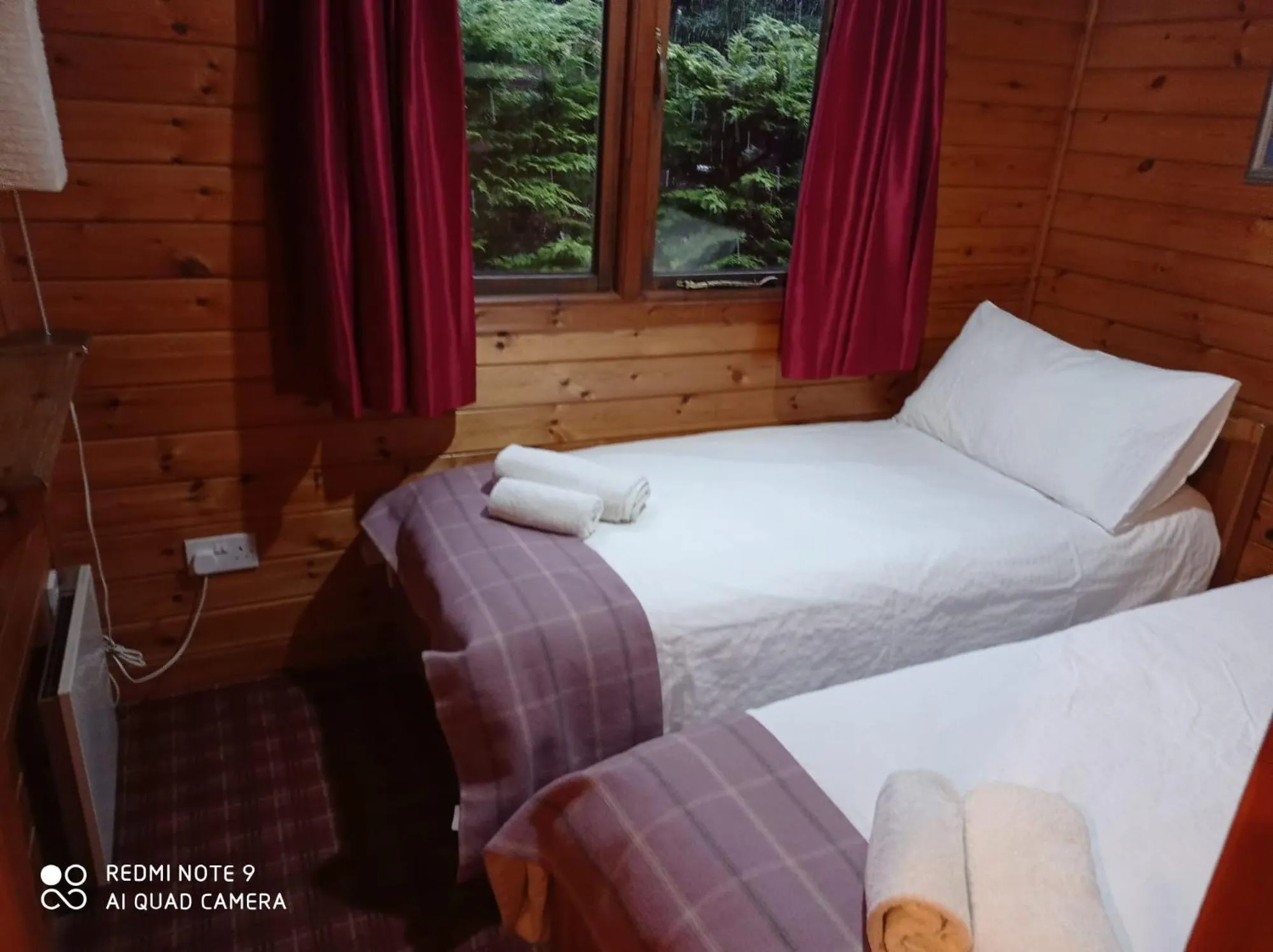 Bedroom, Bed in Lurchers Cabin Aviemore