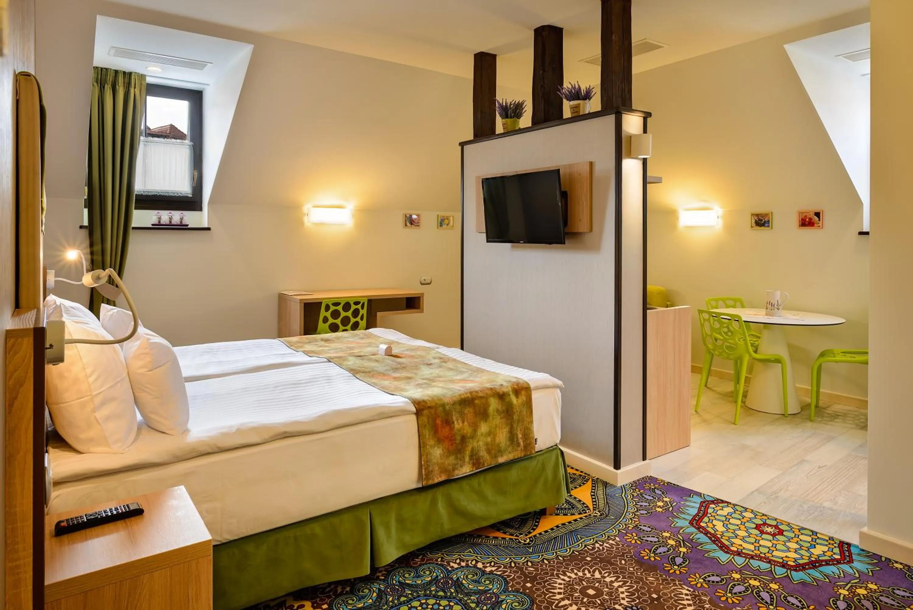 Photo of the whole room, Bed in Blumenhaus Sibiu