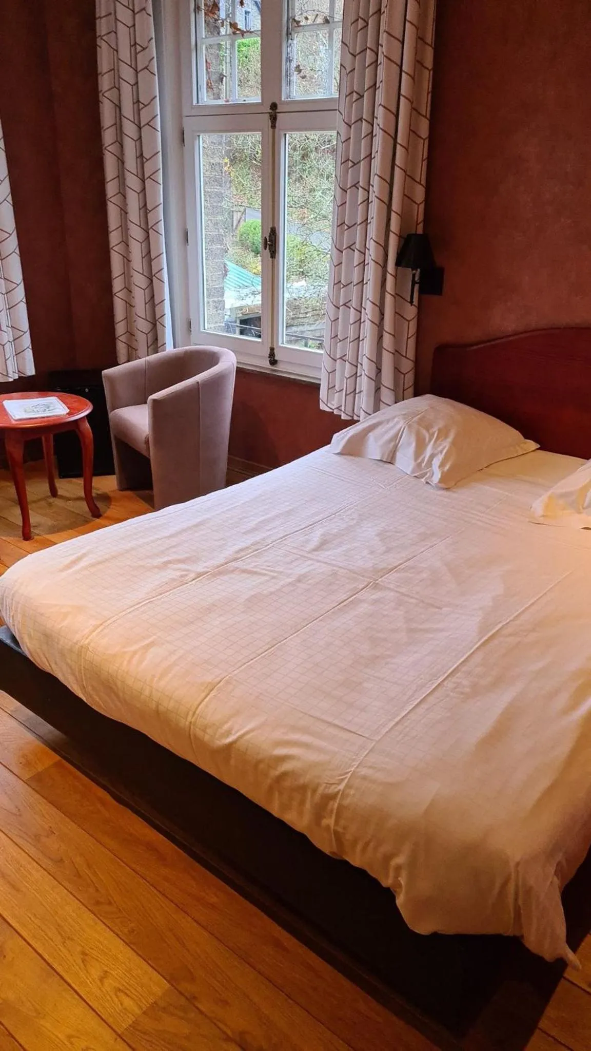 Quiet street view, Bed in Hotel La Ferronniere