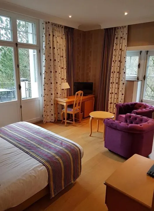 Property building, Bed in Hotel La Ferronniere