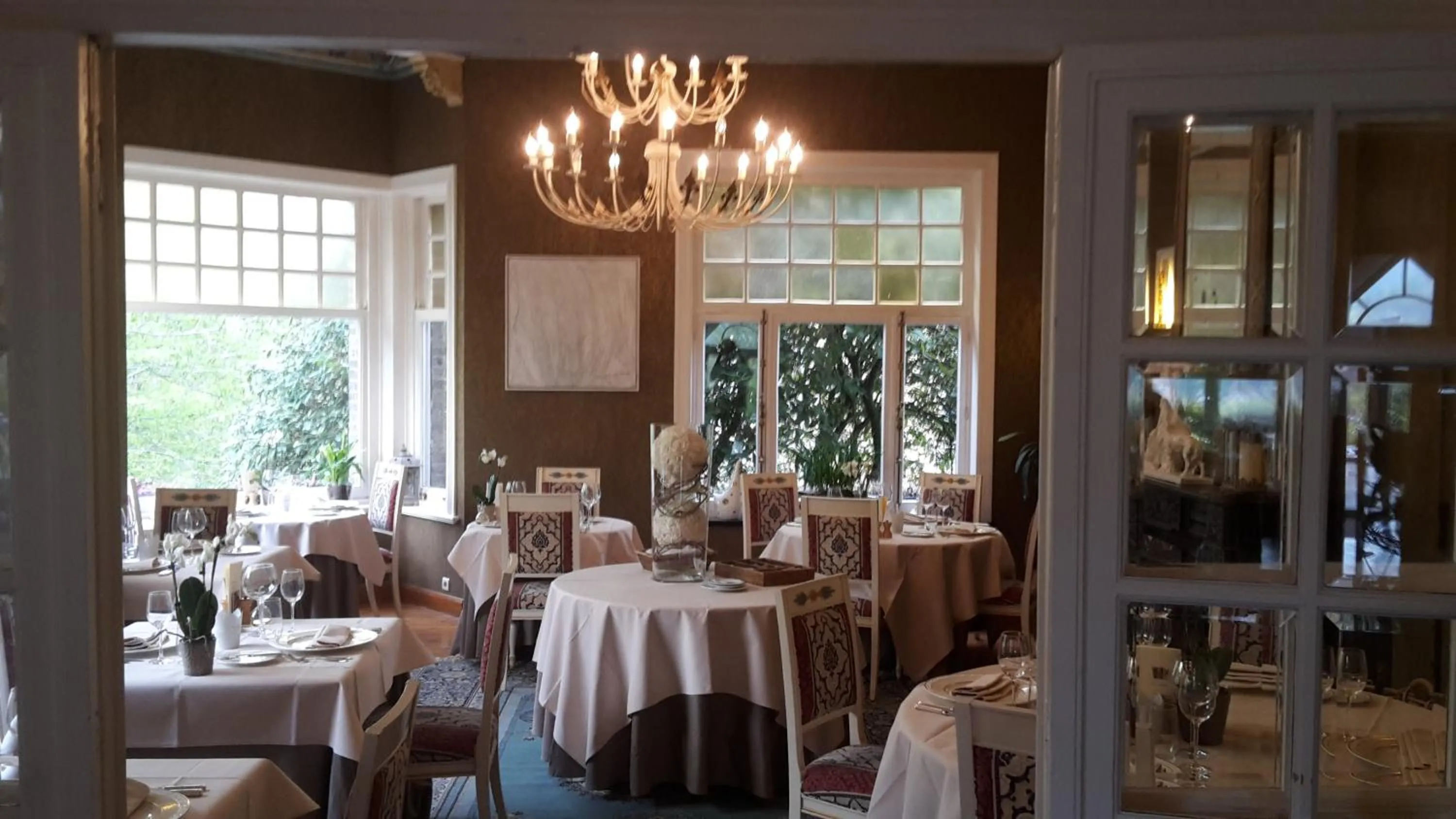 Restaurant/places to eat in Hotel La Ferronniere