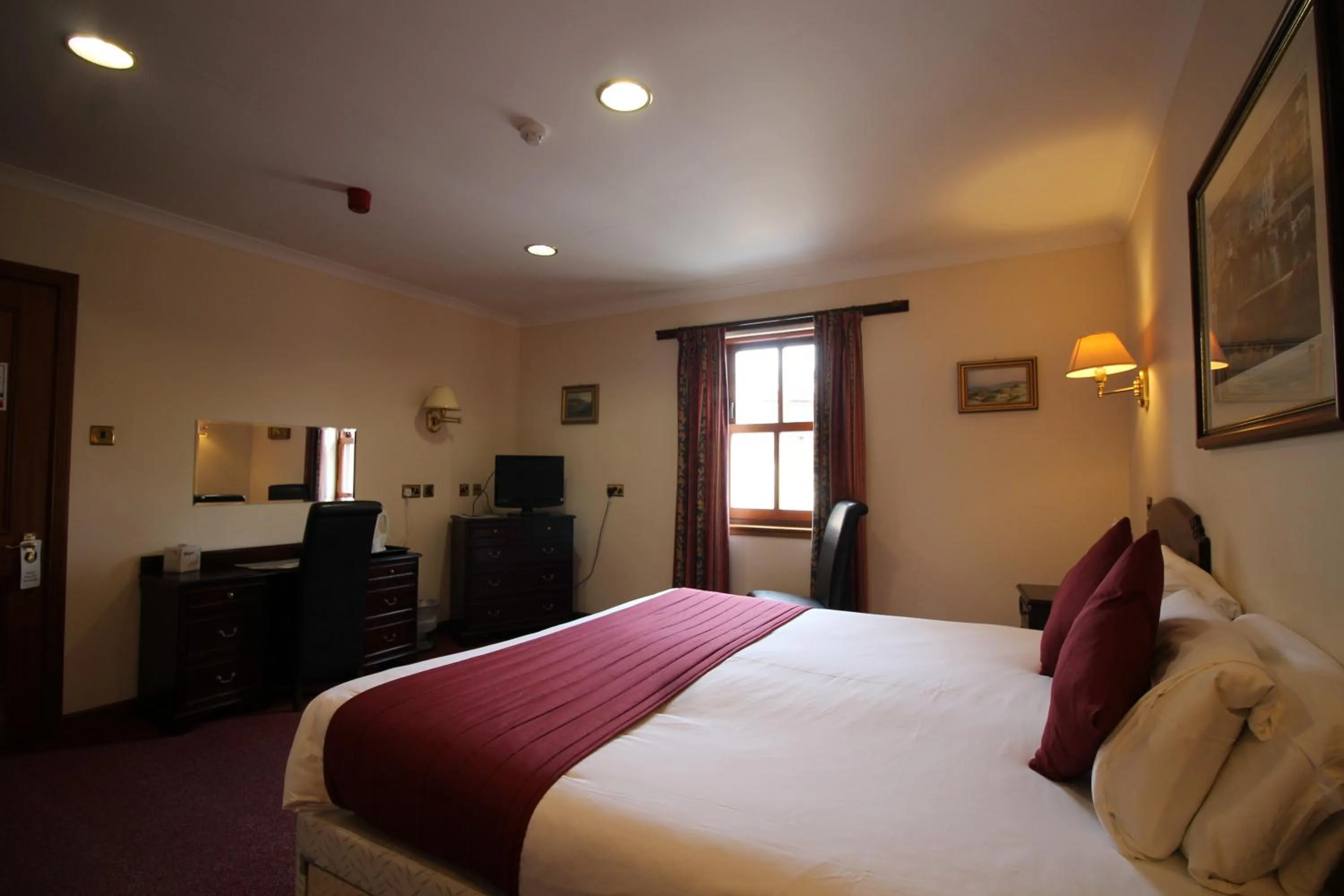 Bed in The Royal Hotel Elgin