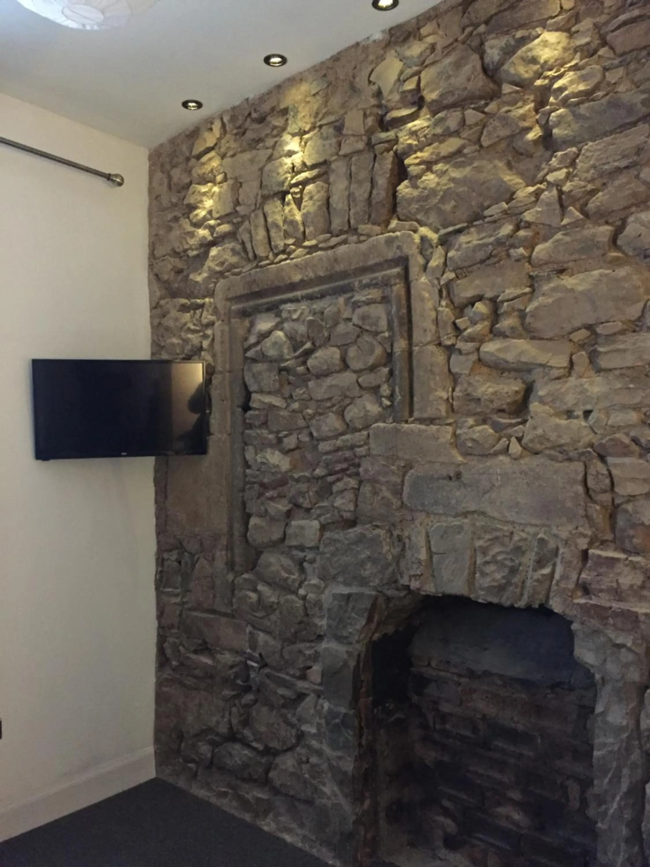 TV and multimedia in Royal Mile Suites by the Castle