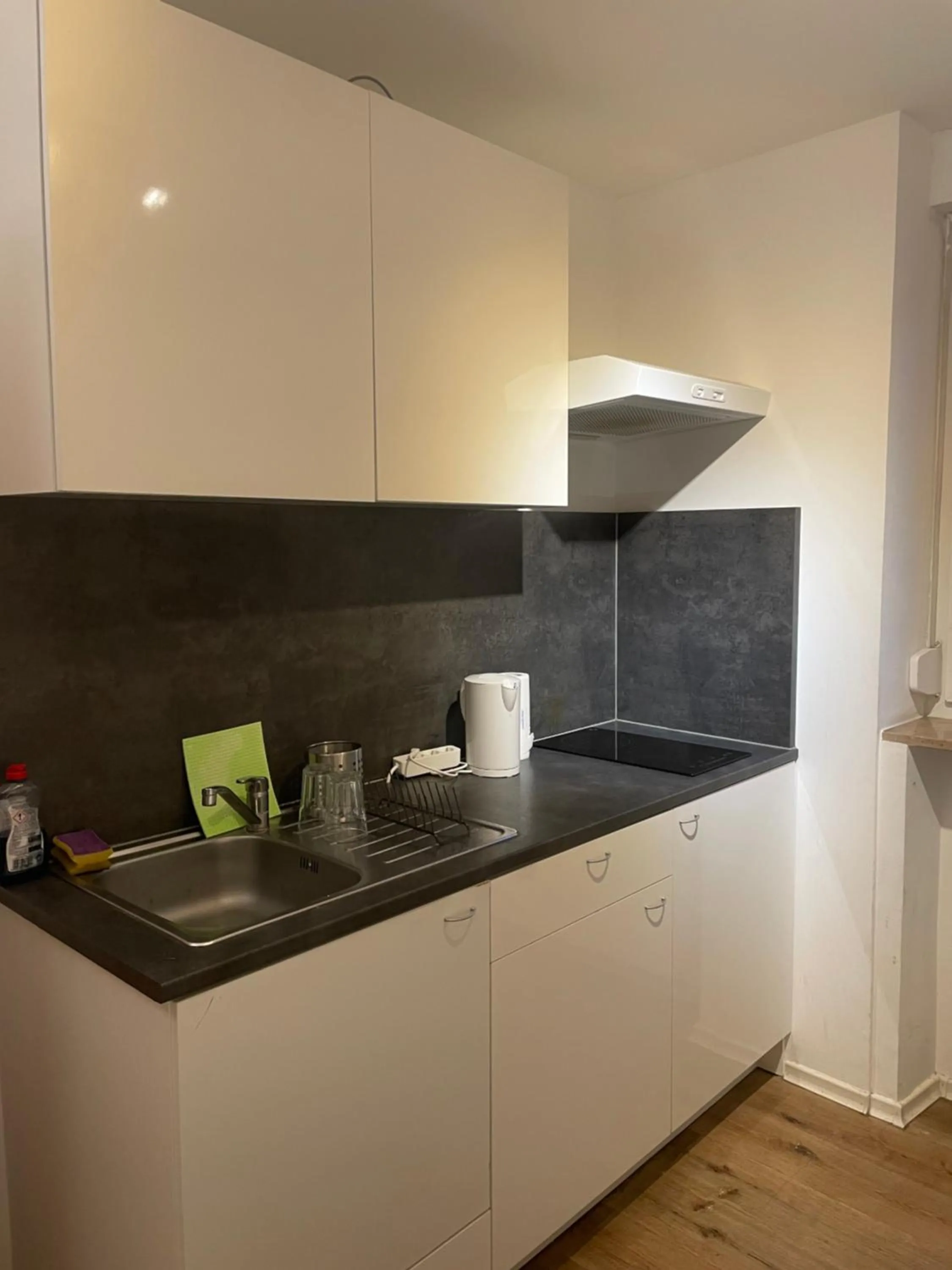 Communal kitchen in 24-7 Stadthotel Stuttgart