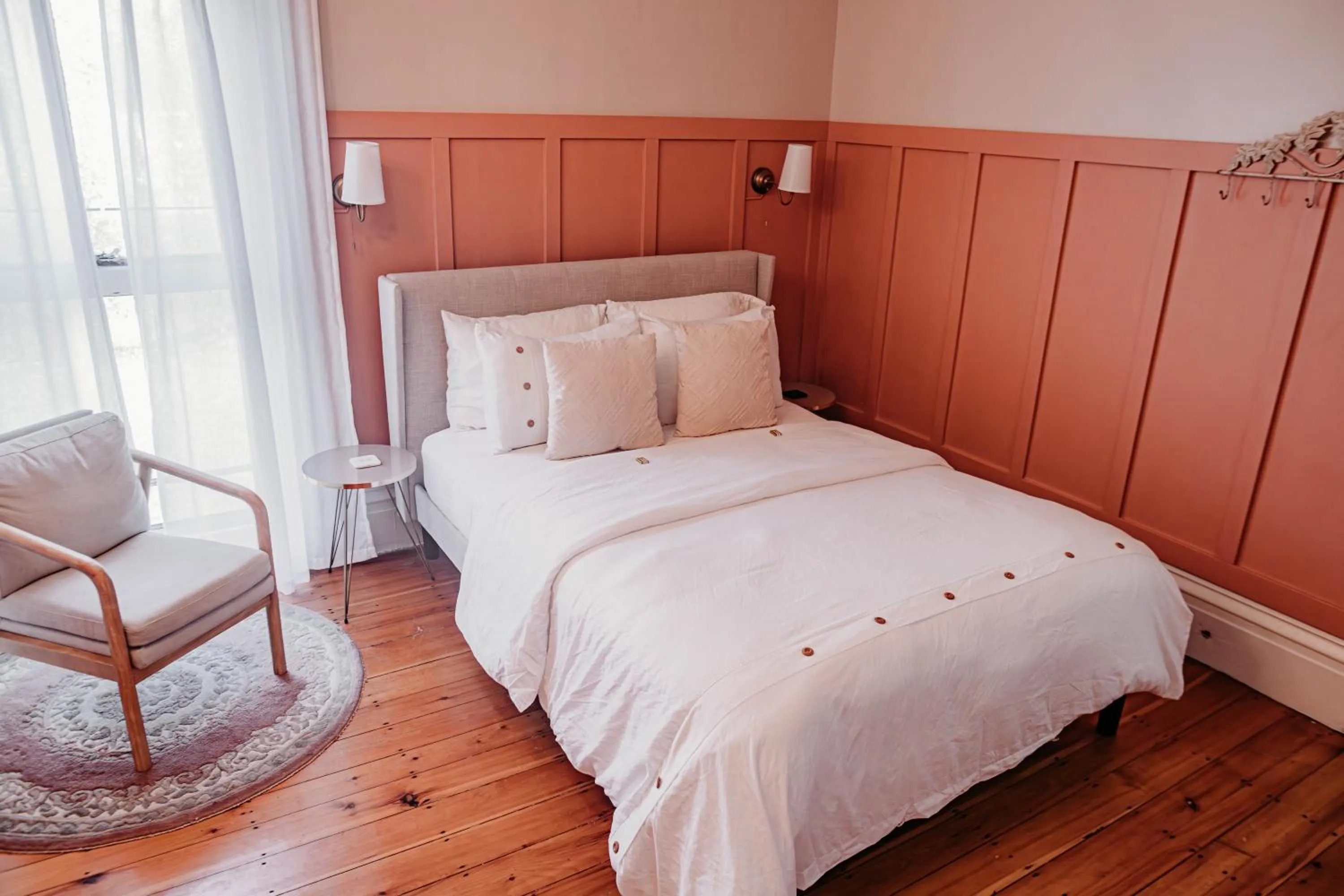 Bed in The Montague Rose Inn & Cafe