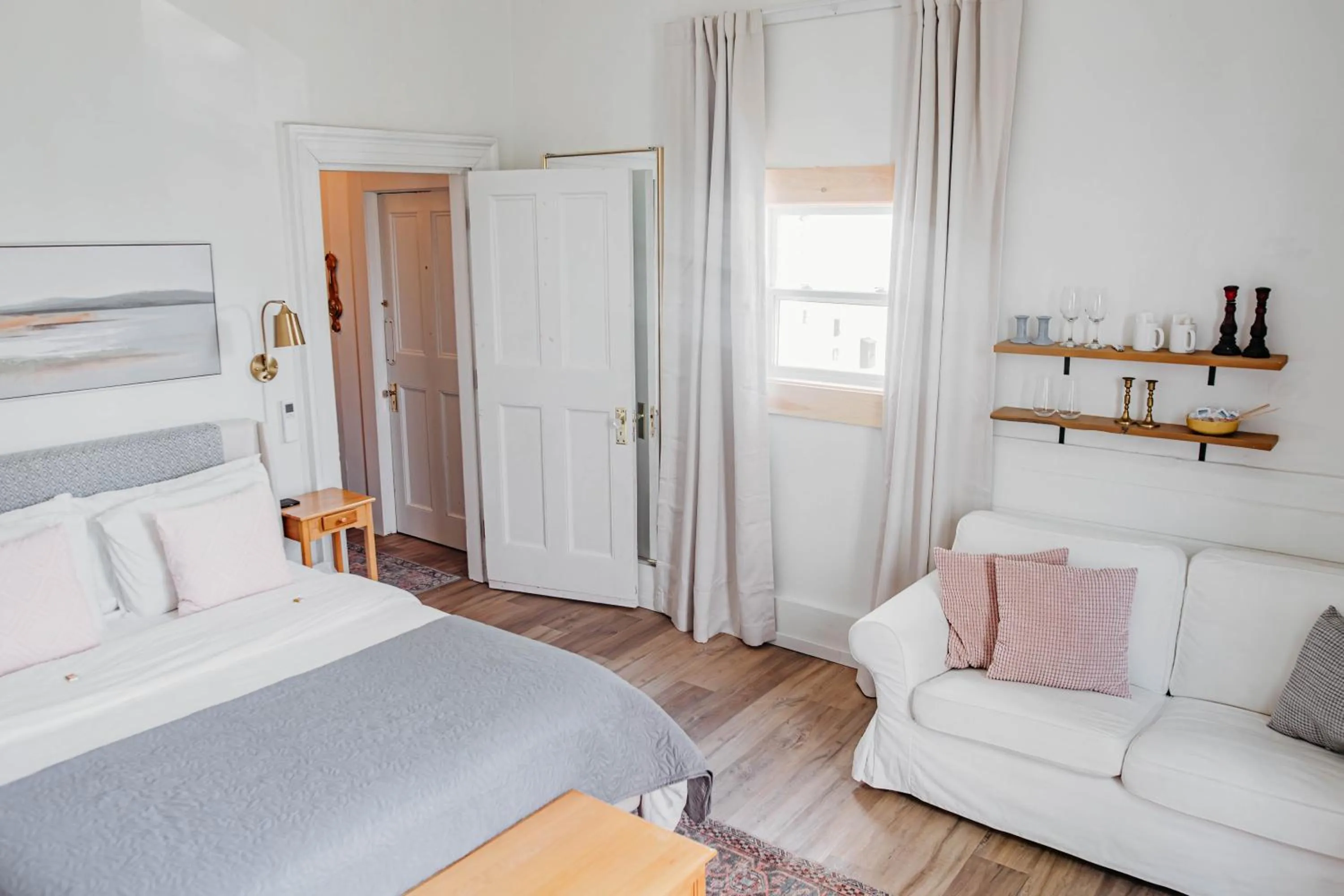 Bed in The Montague Rose Inn & Cafe