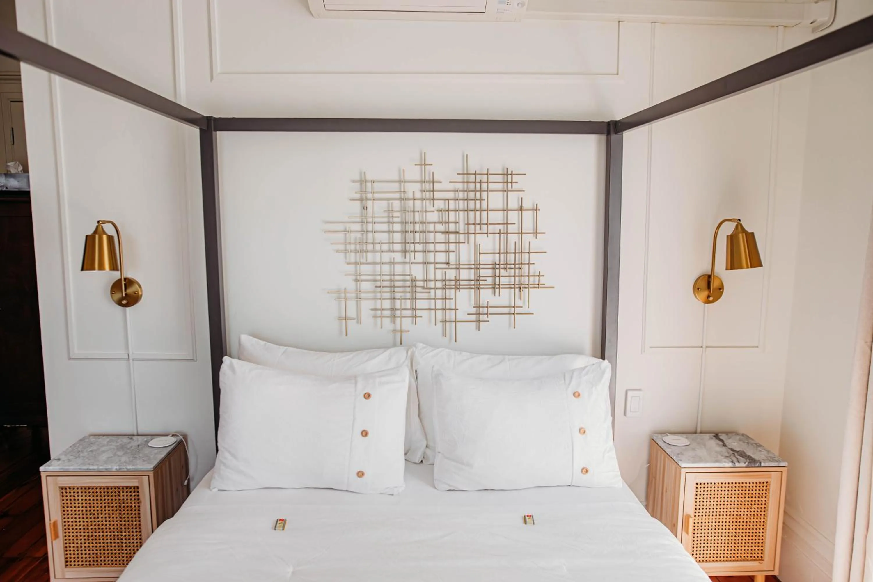 Bed in The Montague Rose Inn & Cafe