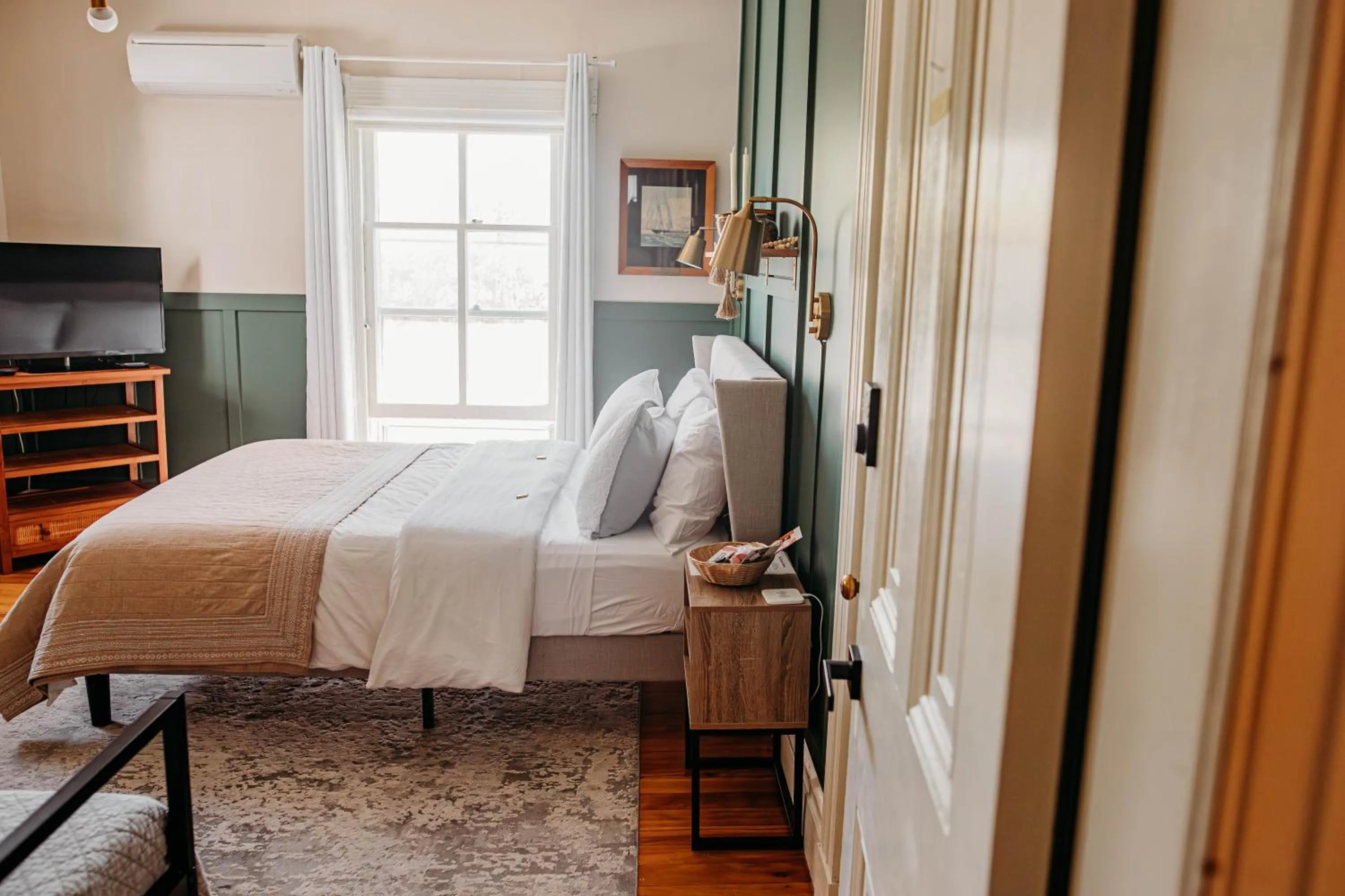 Bed in The Montague Rose Inn & Cafe