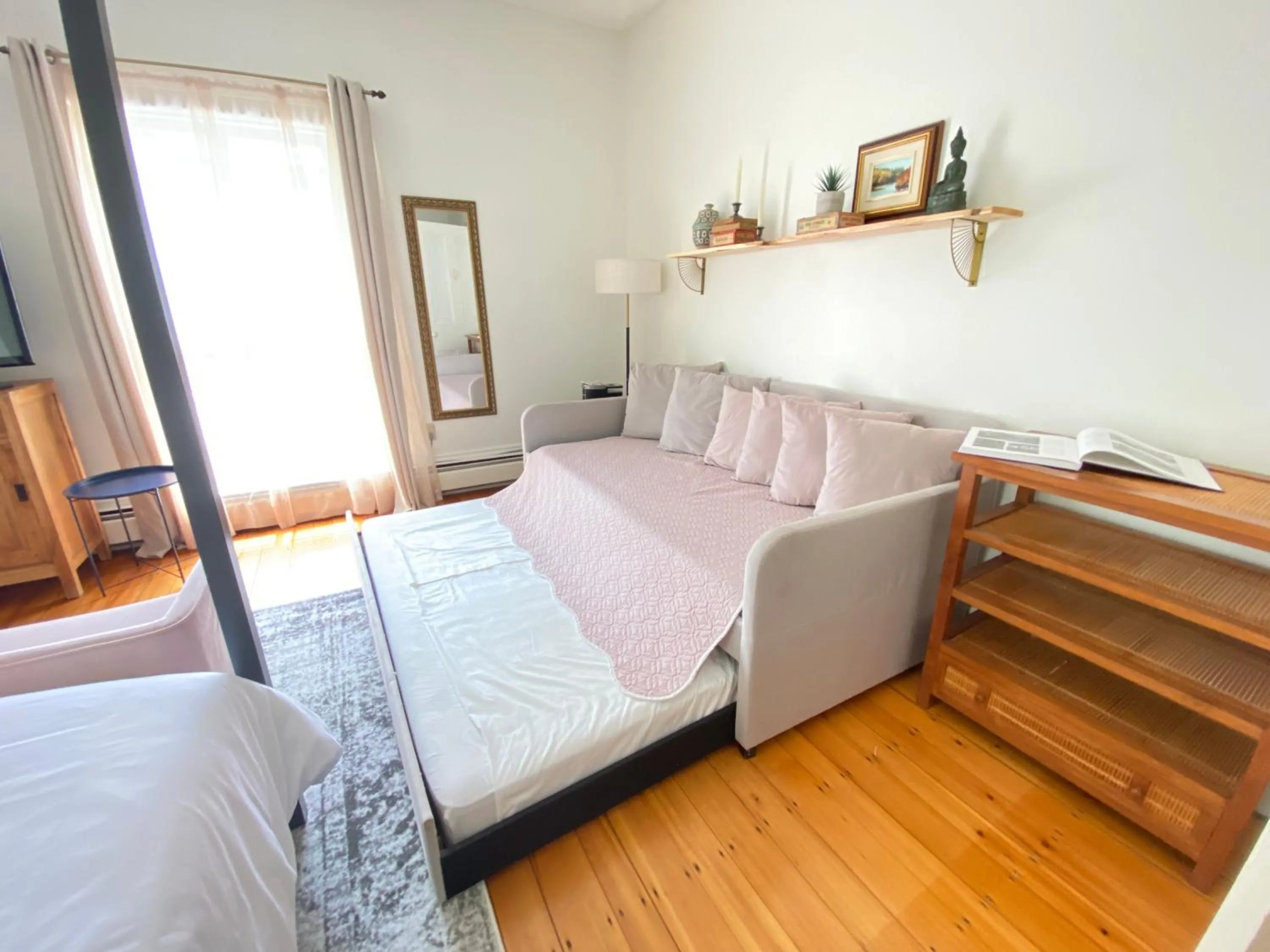 Bed in The Montague Rose Inn & Cafe