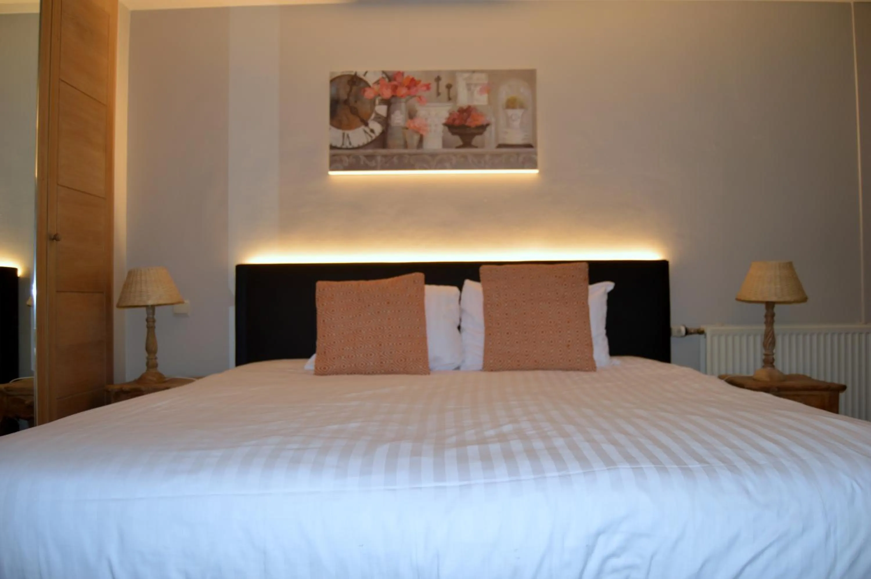 Photo of the whole room, Bed in Hotel Côté Cour