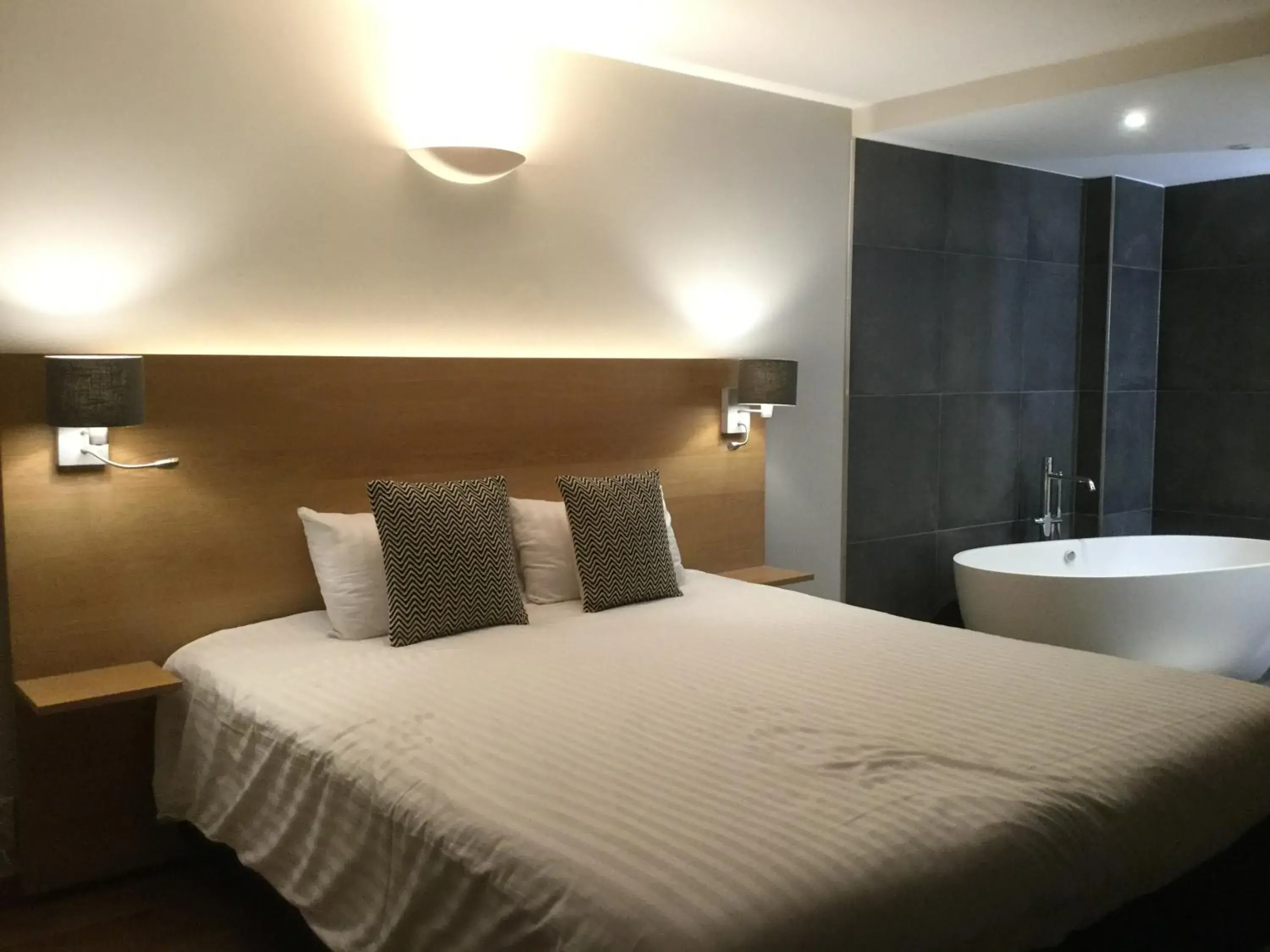 Deluxe Double Room with Bath in Hotel Côté Cour Deluxe Double Room with Bath in Hotel Côté Cour