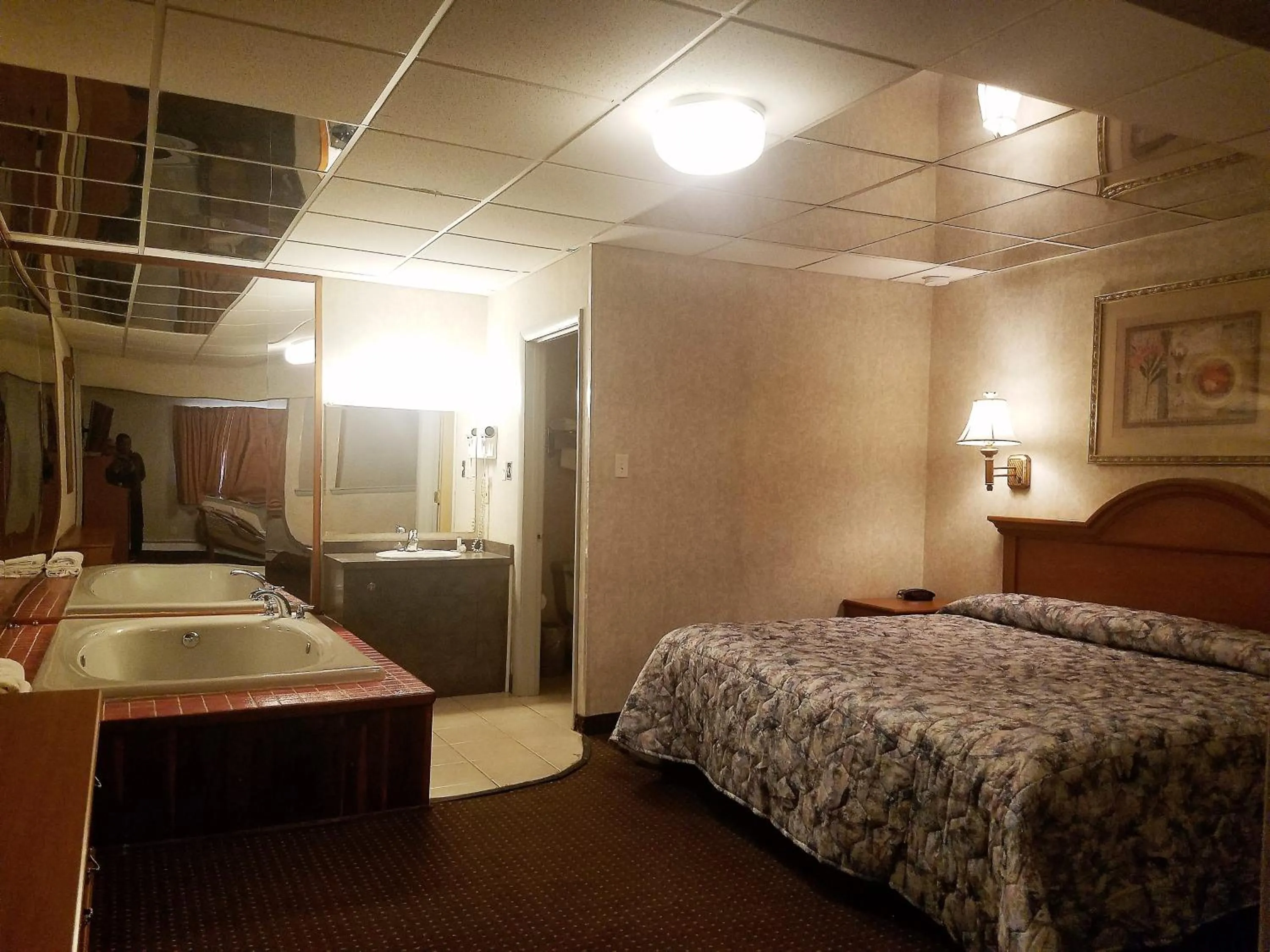 Bed in Travelers Lodge