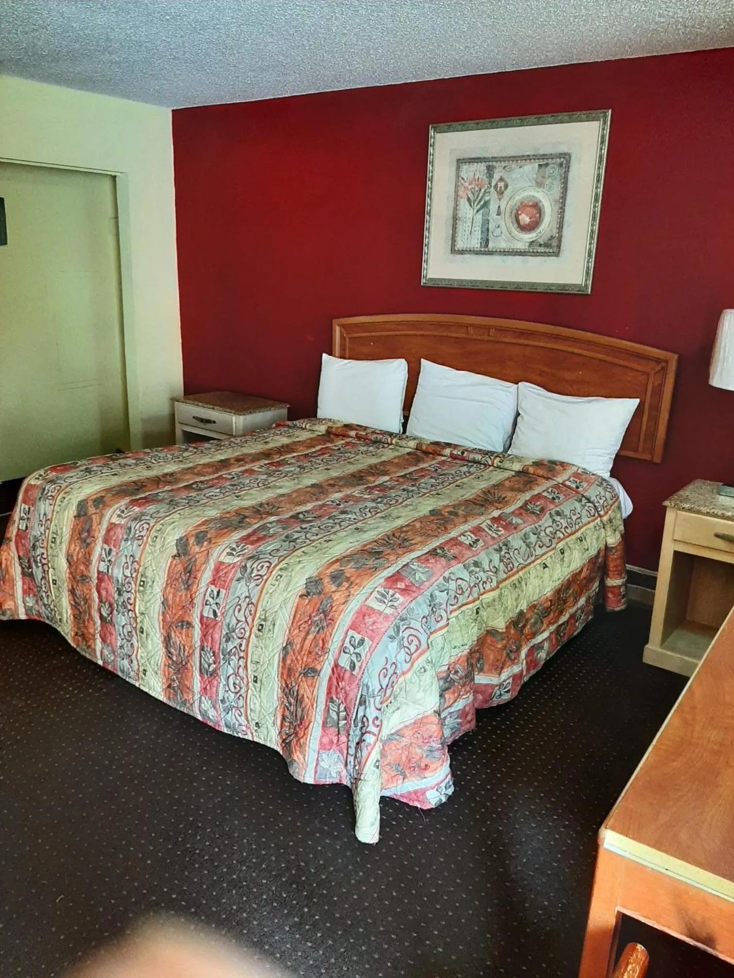 Bed in Travelers Lodge