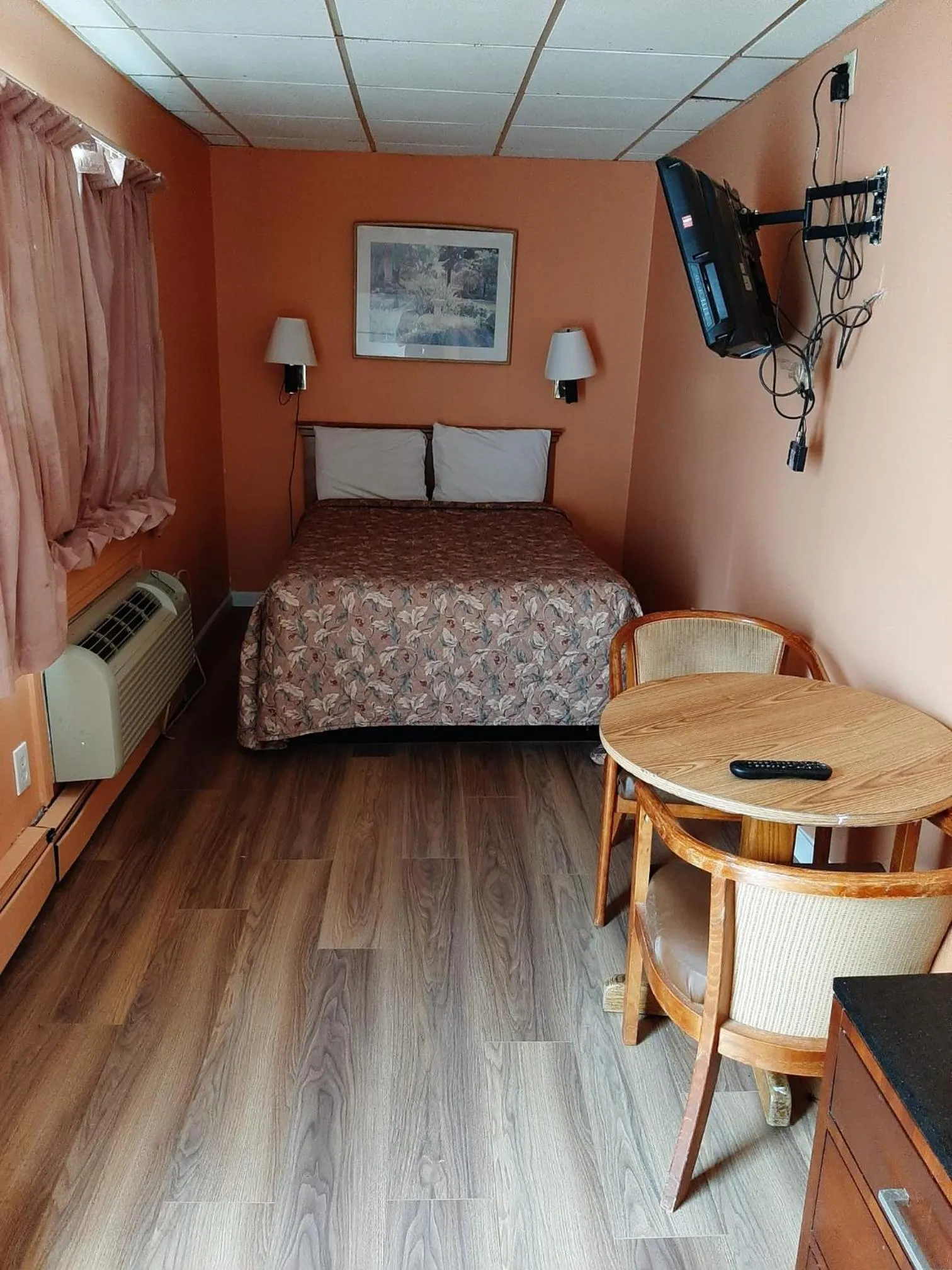 Bed in Travelers Lodge