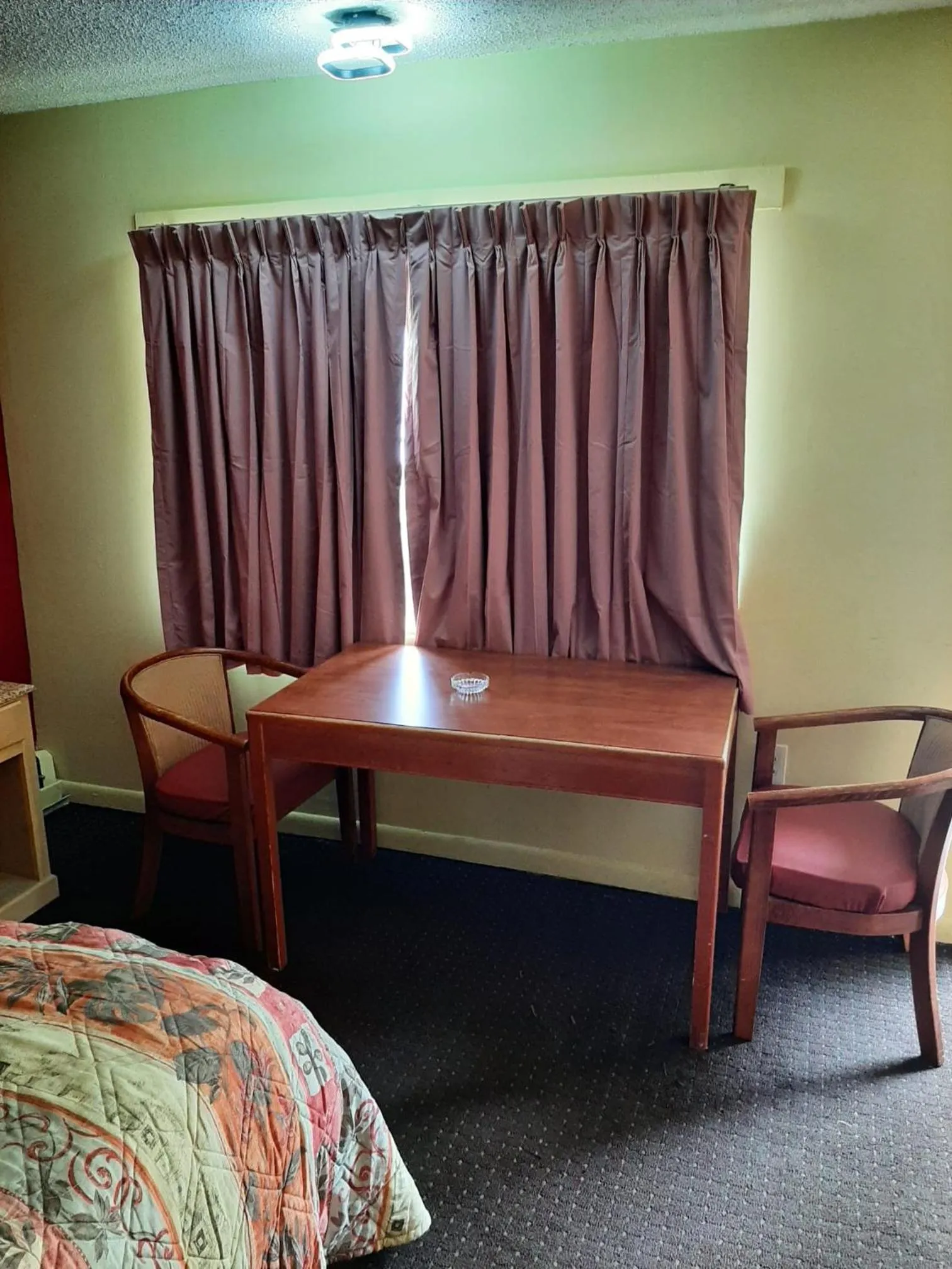 Bed in Travelers Lodge