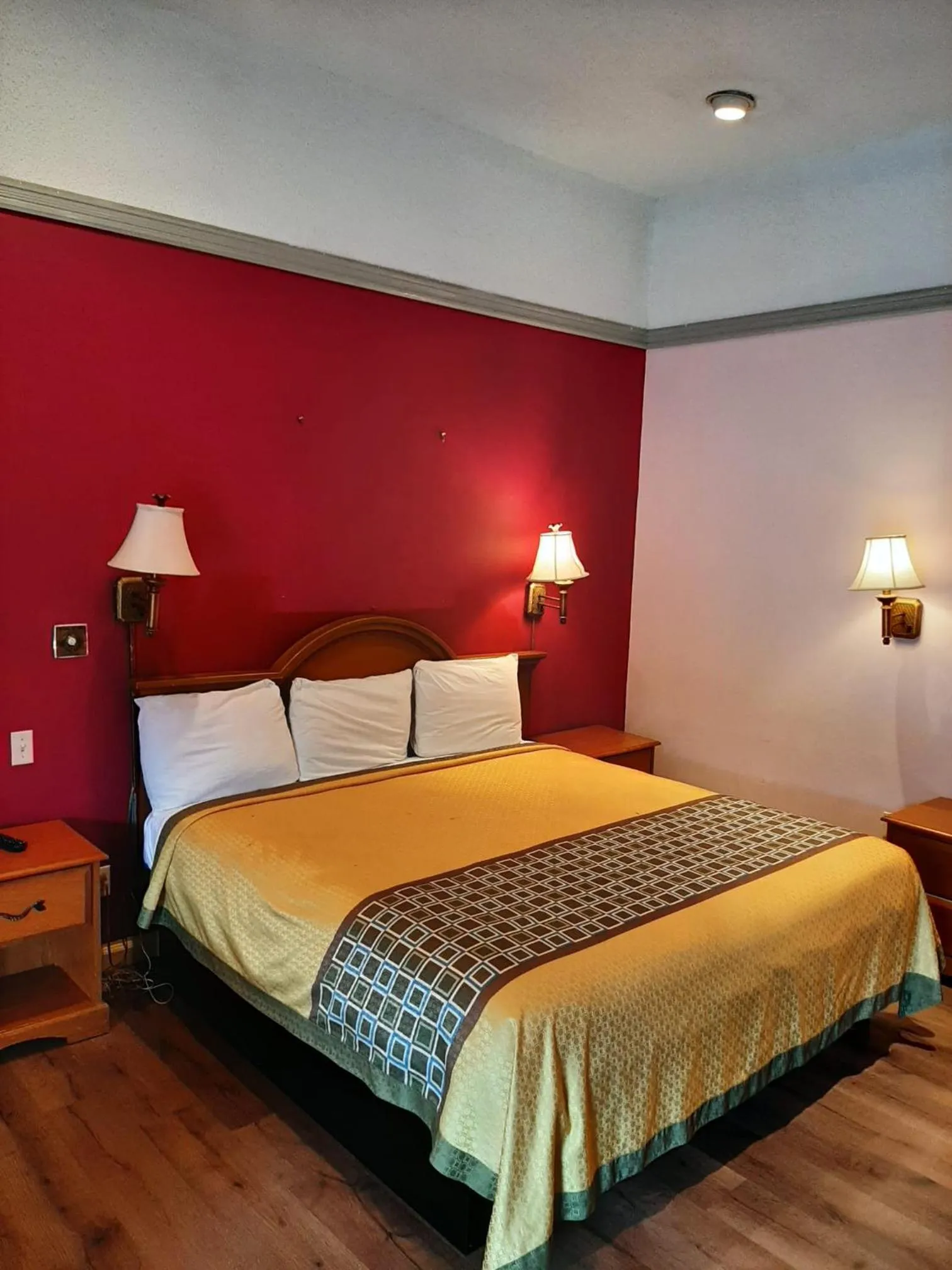 Bed in Travelers Lodge