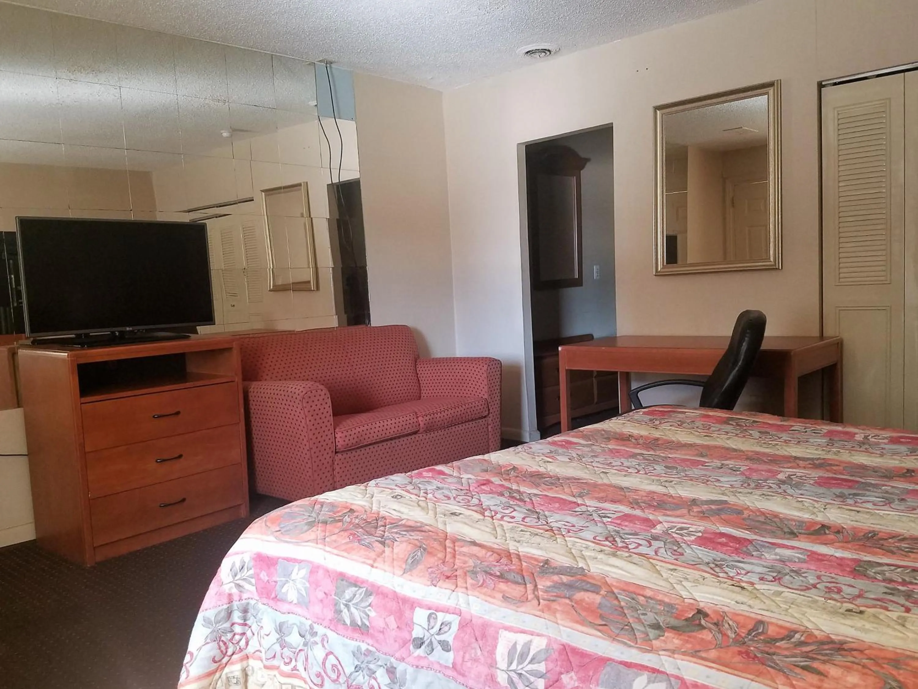 Bed in Travelers Lodge