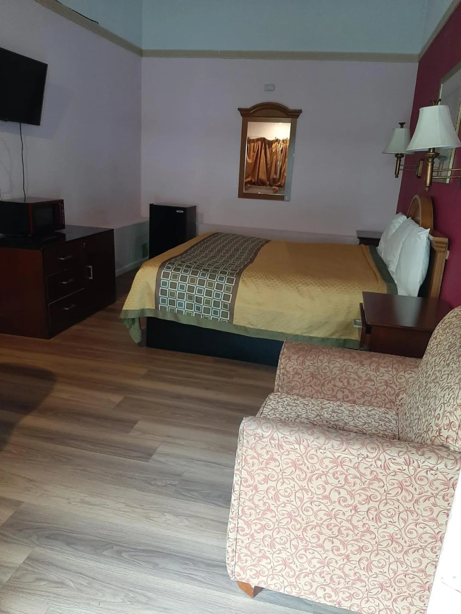 Bed in Travelers Lodge