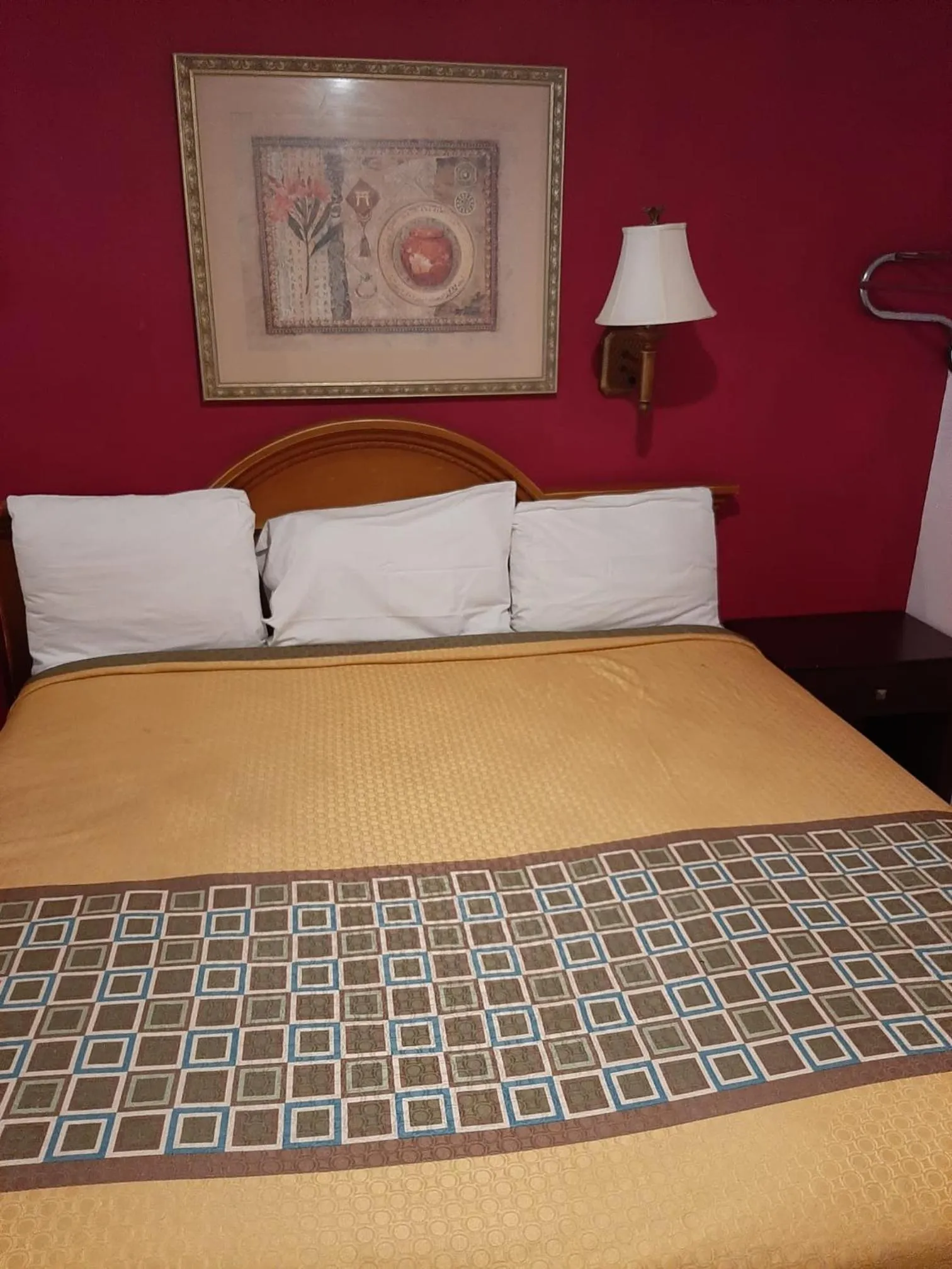 Bed in Travelers Lodge