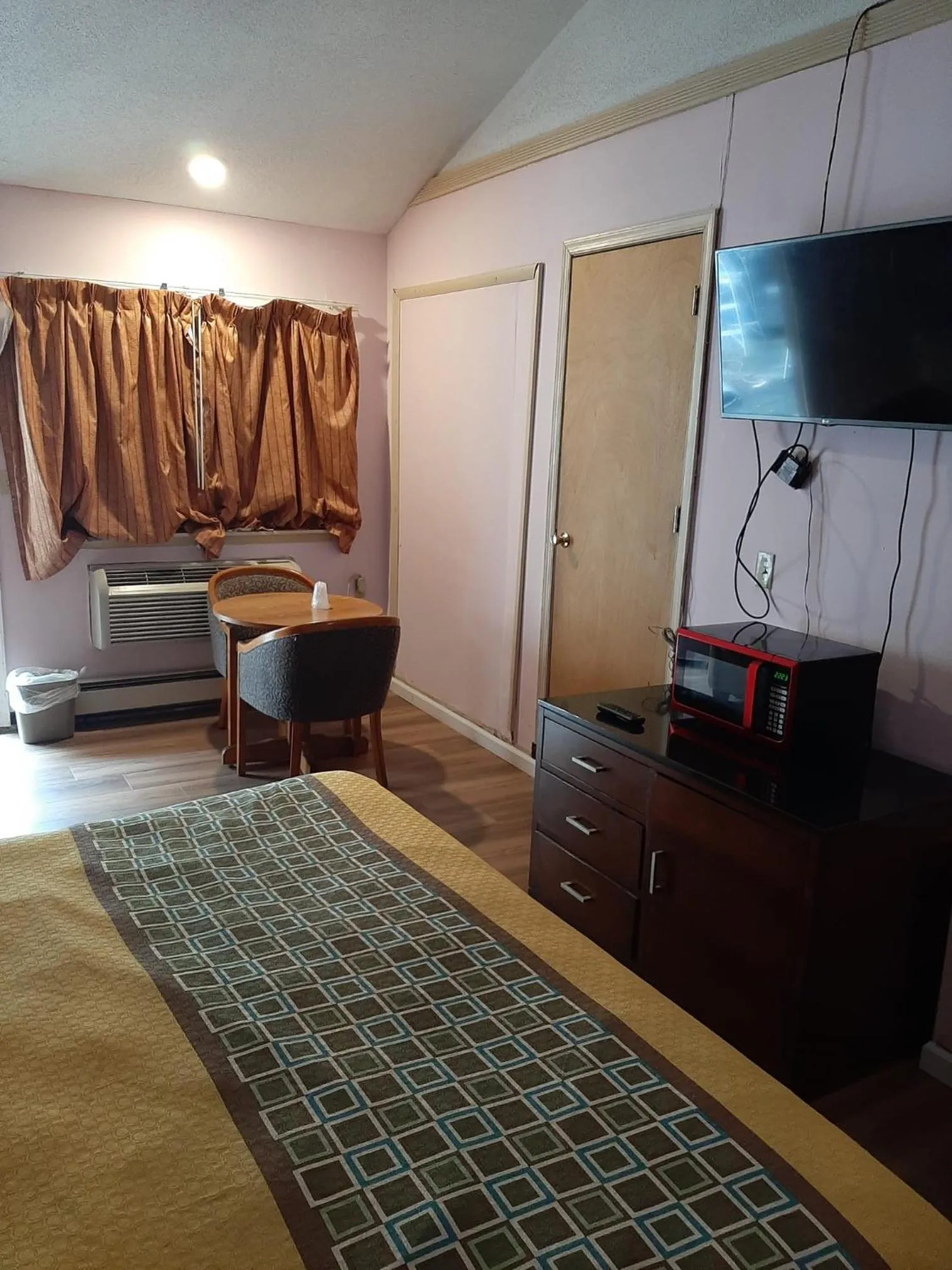 Bed in Travelers Lodge