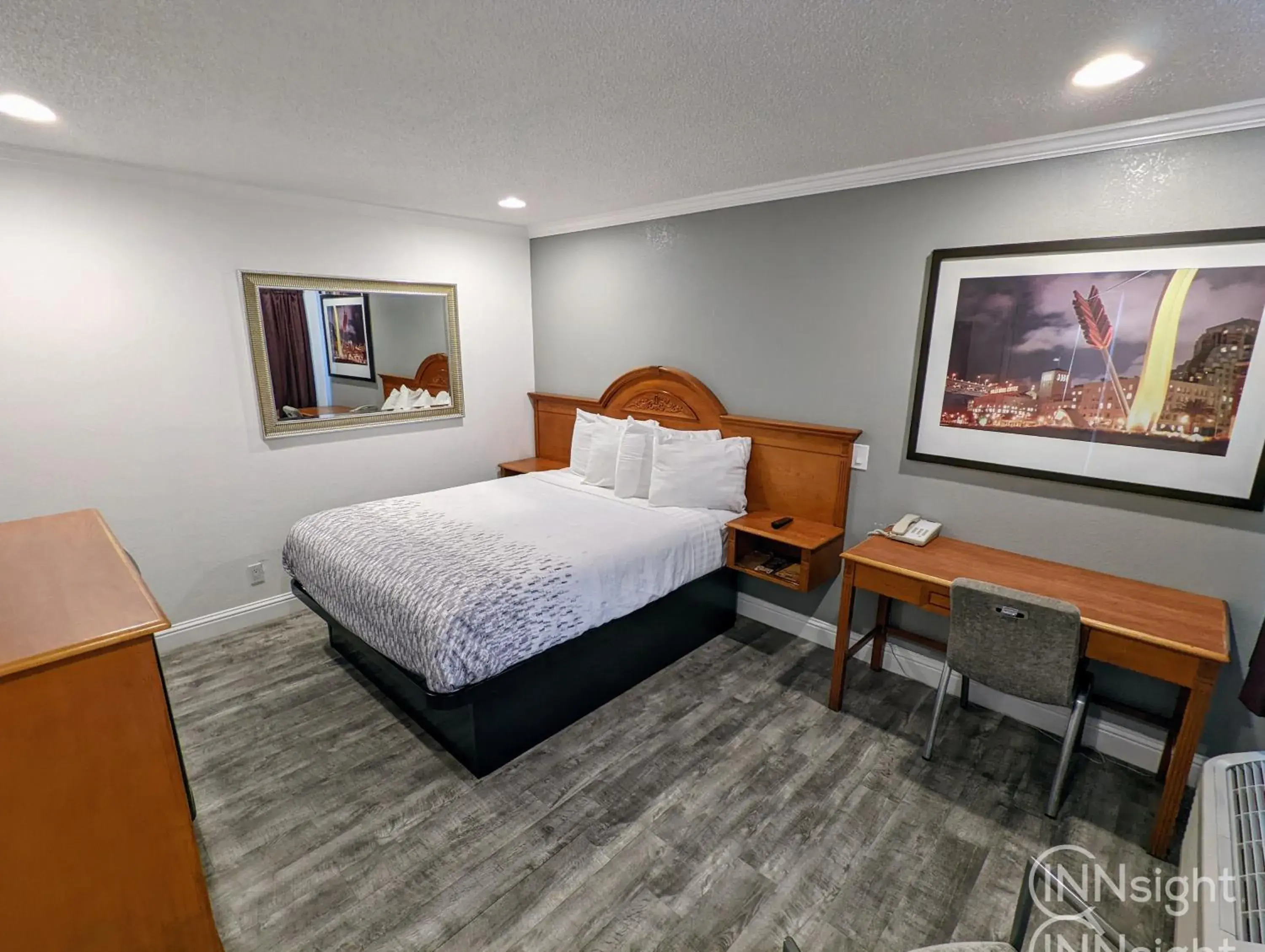 Photo of the whole room, Bed in Deluxe Inn Photo of the whole room, Bed in Deluxe Inn