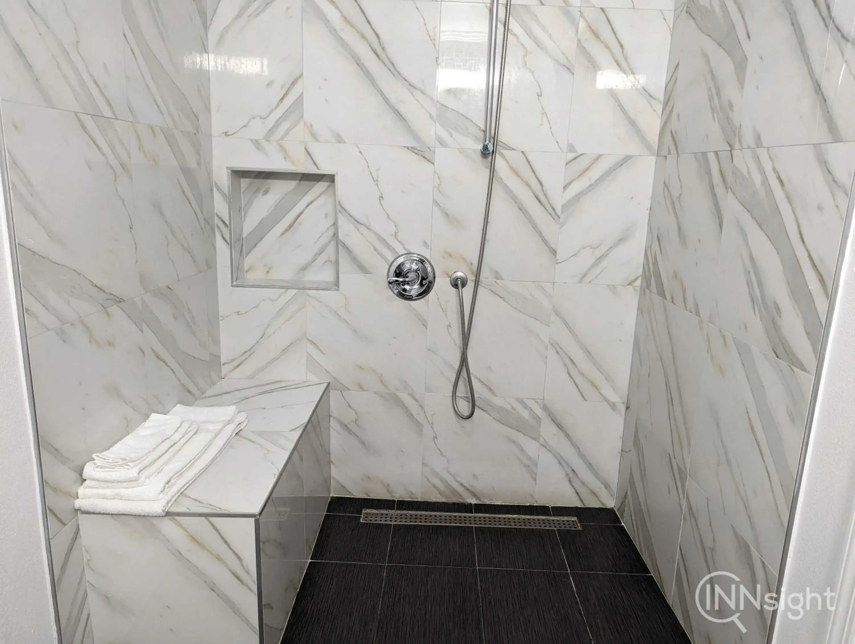 Bathroom in Deluxe Inn Bathroom in Deluxe Inn