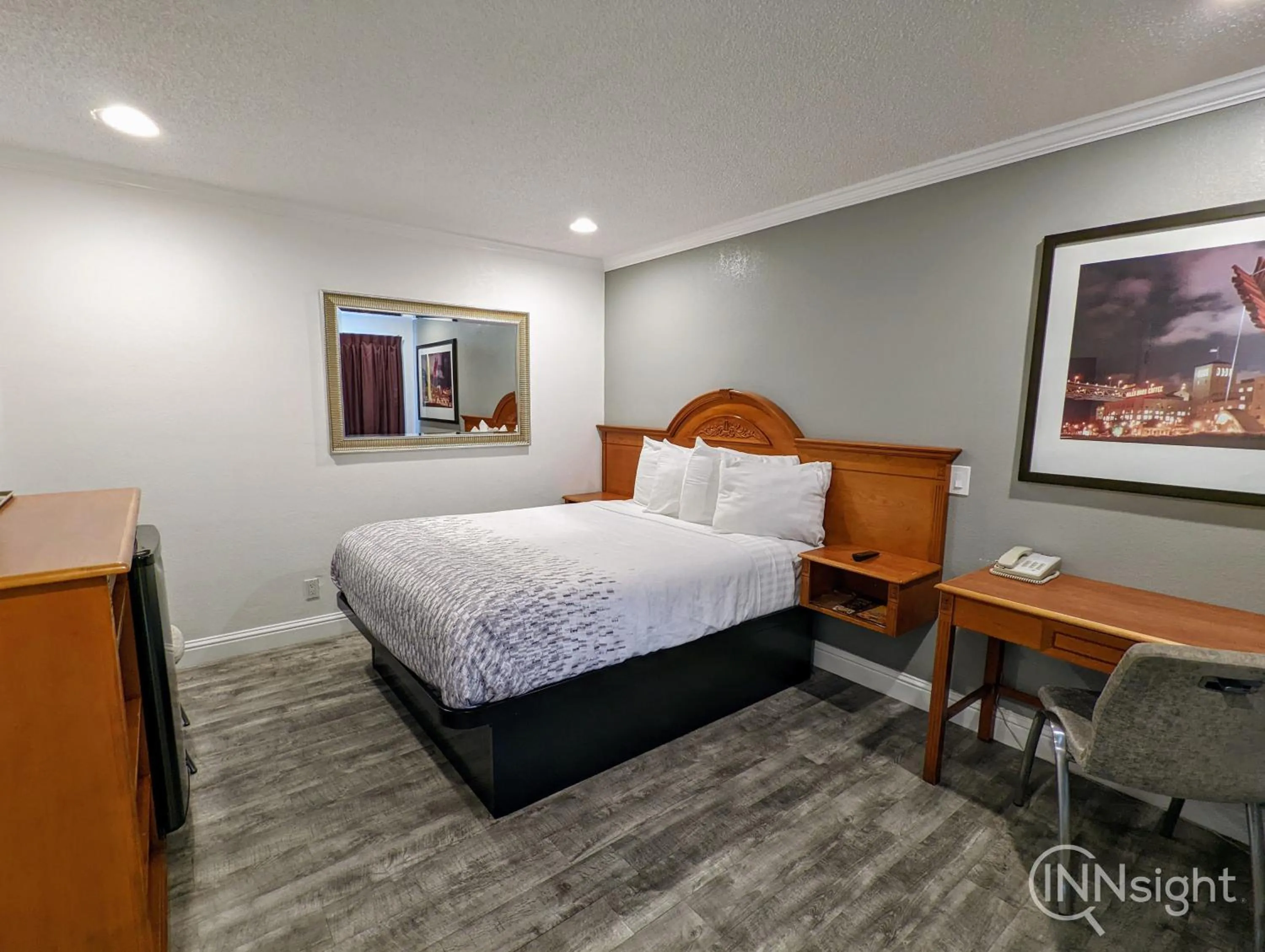 Photo of the whole room, Bed in Deluxe Inn