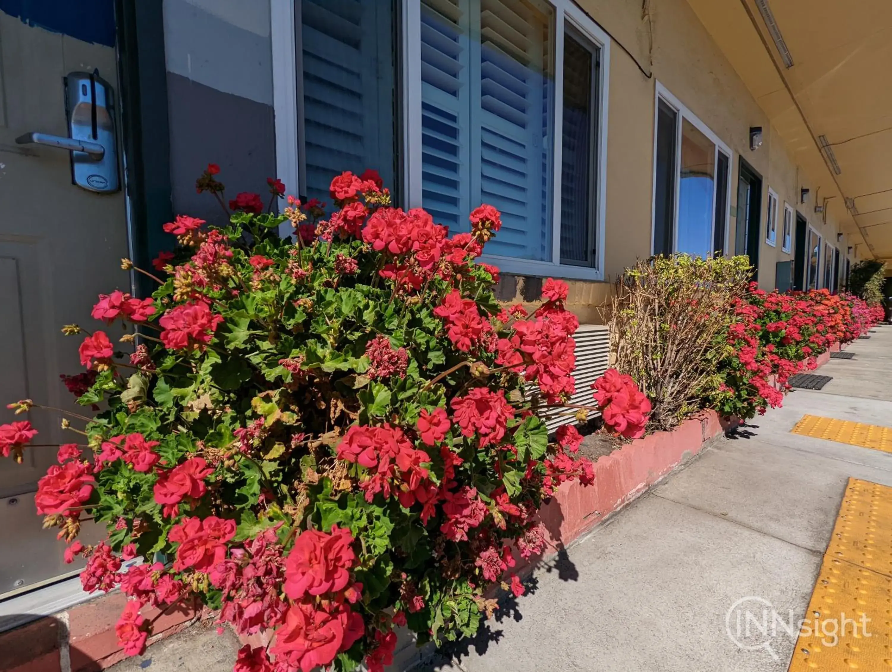 Facade/entrance in Deluxe Inn Facade/entrance in Deluxe Inn