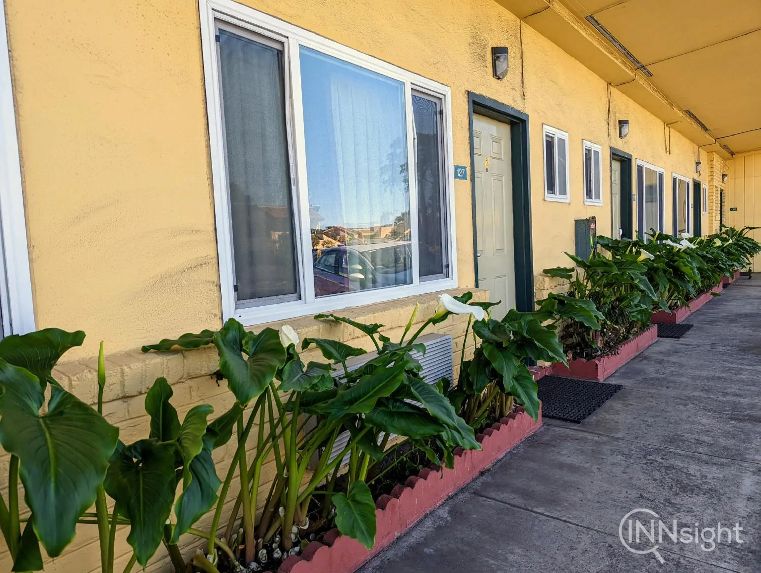 Facade/entrance in Deluxe Inn Facade/entrance in Deluxe Inn