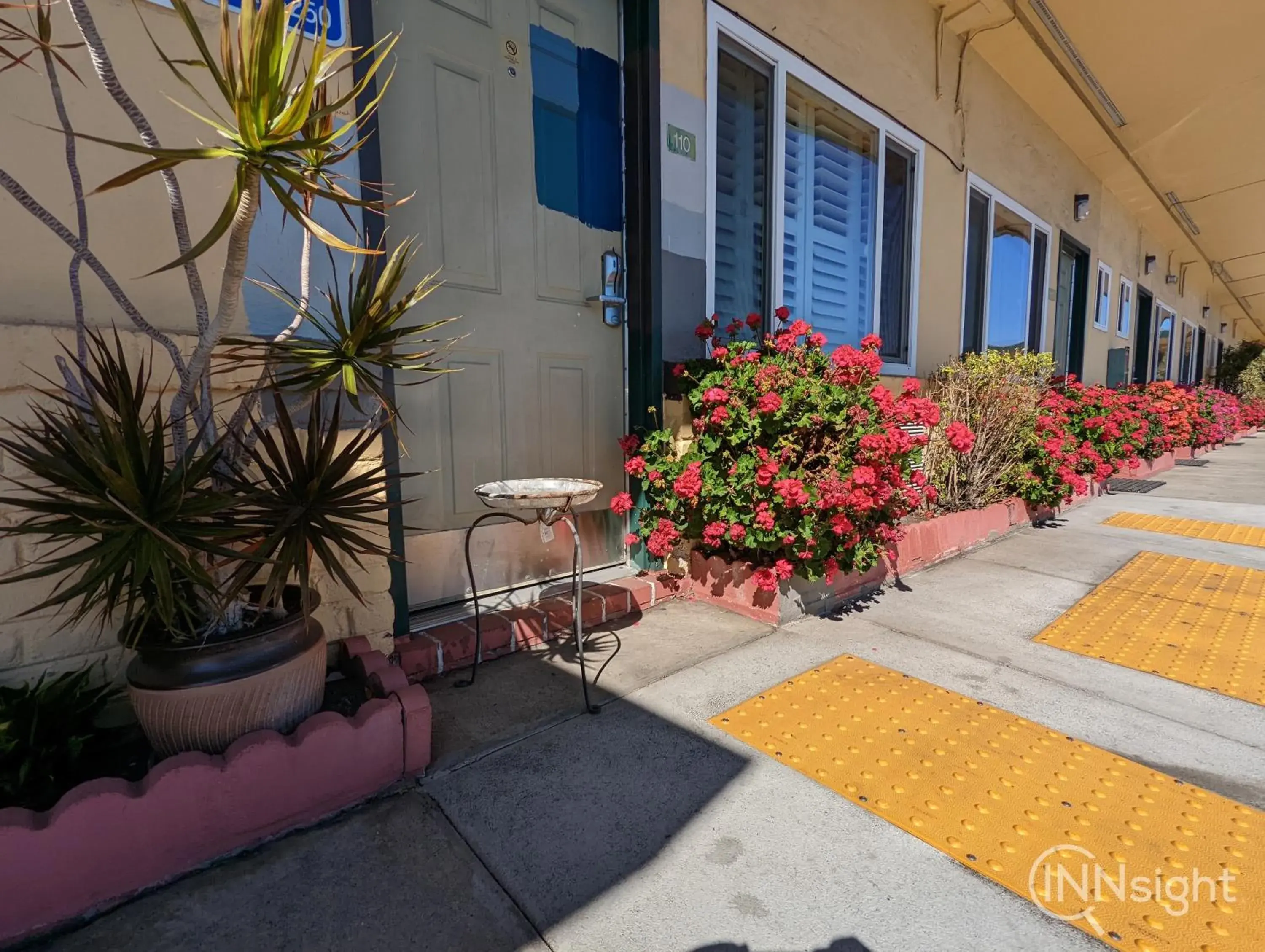 Facade/entrance in Deluxe Inn Facade/entrance in Deluxe Inn