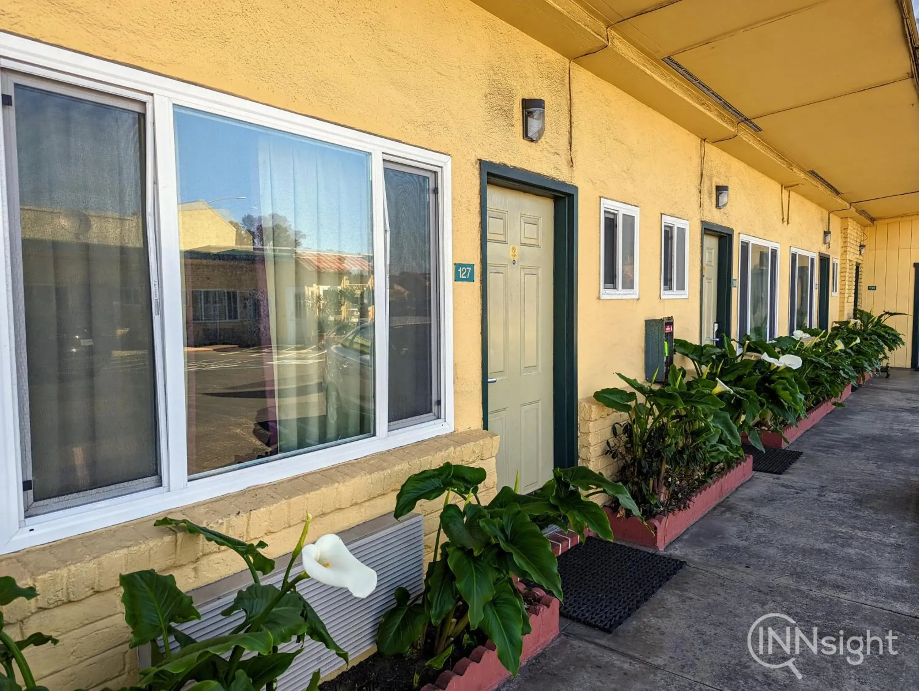 Facade/entrance in Deluxe Inn Facade/entrance in Deluxe Inn